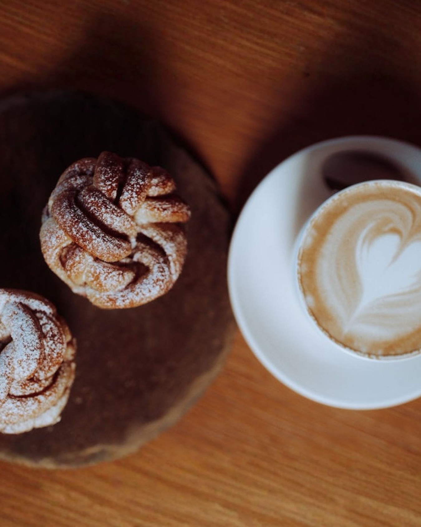 The perfect duo for chilly days: freshly baked cinnamon buns paired with a creamy cappuccino. Comfort in every bite and sip! ☕
#CozyVibes #CoffeeLovers #sweettreats