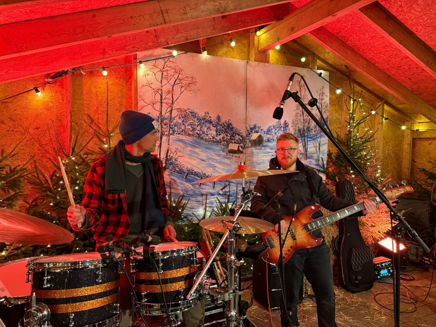 Ein kleiner Instrumententausch gestern Abend in Westerburg. Danke Westerburg für den schönen Abend! 🫶🏼🫶🏼🫶🏼
#sixpash #weihnachtsmarkt #band #party #christmastime