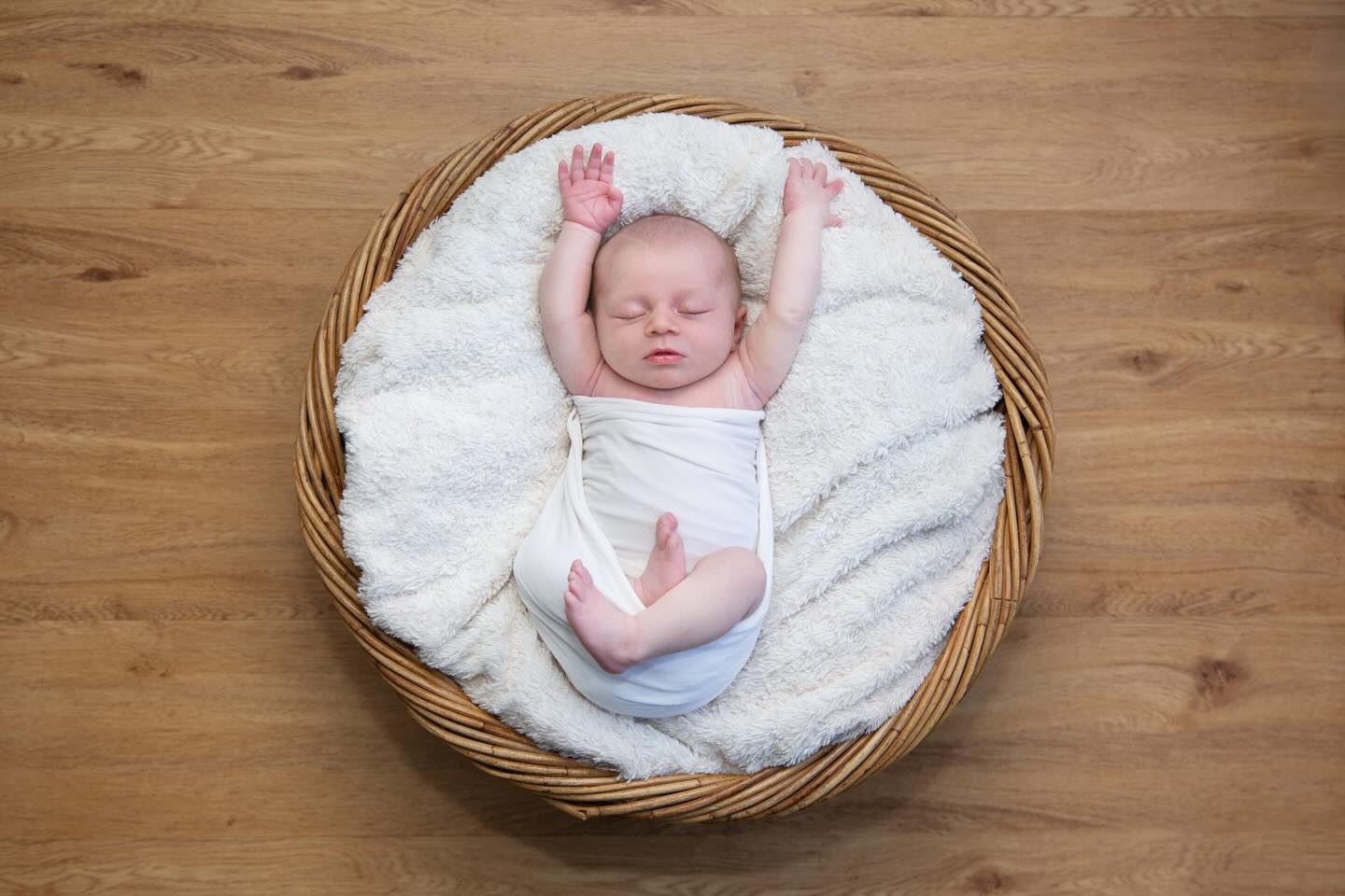 Hands up if you’re excited for Christmas 🎄
.
.
.
.
#sjrichardsonphotography #newbornphotographer #oxfordphotographer #familyphotographer