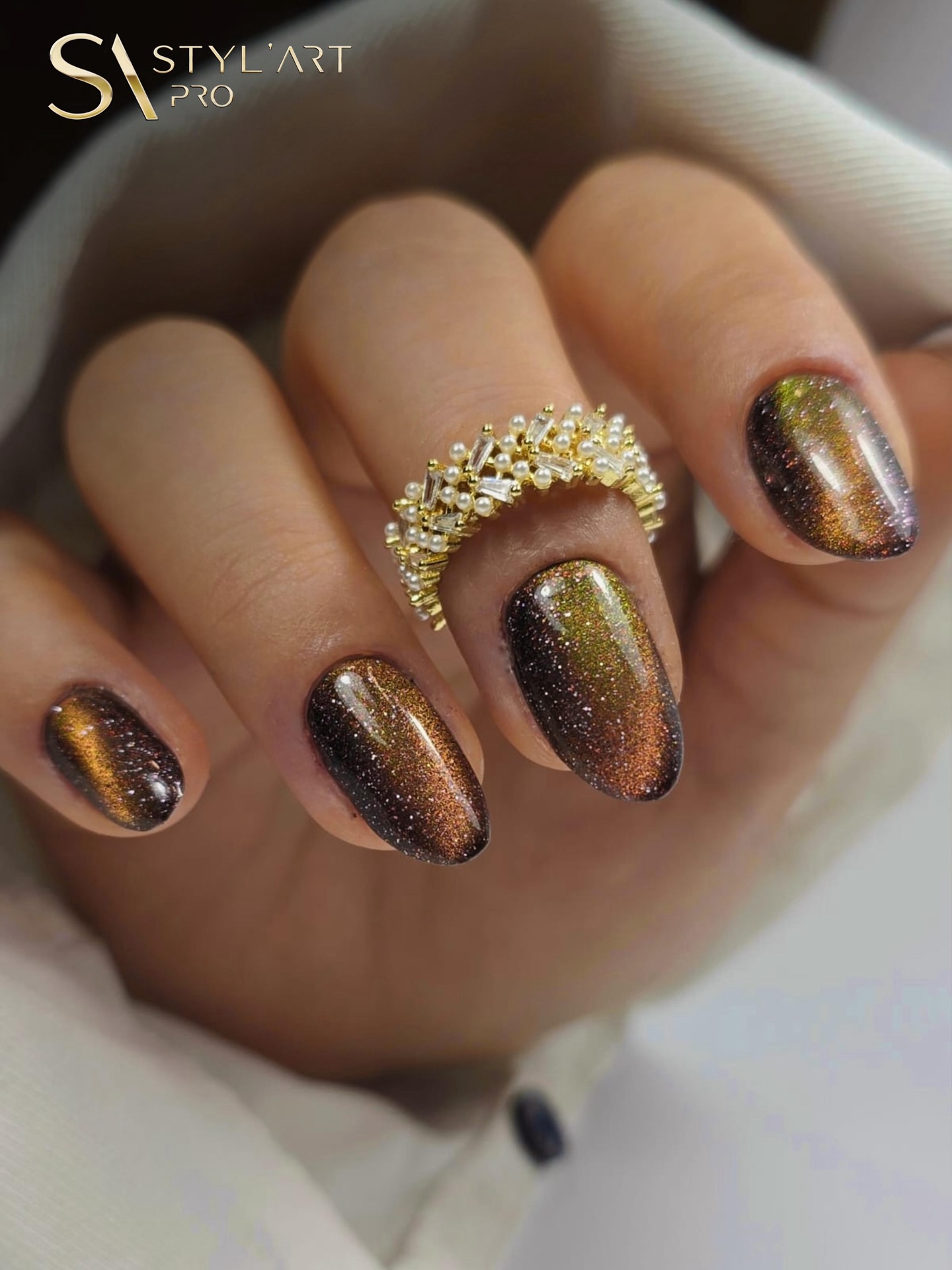 ✨ Réalisation signée par notre ambassadrice Ophélie @ofeedesongles ✨
Elle a sublimé ces ongles avec le VSP Golden Stardust de notre collection Platinum Galaxy 🌌💫
Un effet magnétique, lumineux et totalement hypnotisant… On ne s’en lasse pas ! ✨🔥
👇 Dites-nous en commentaire :
Vous validez ce look ? Quelle couleur de la collection vous préférez ? 💛🌟