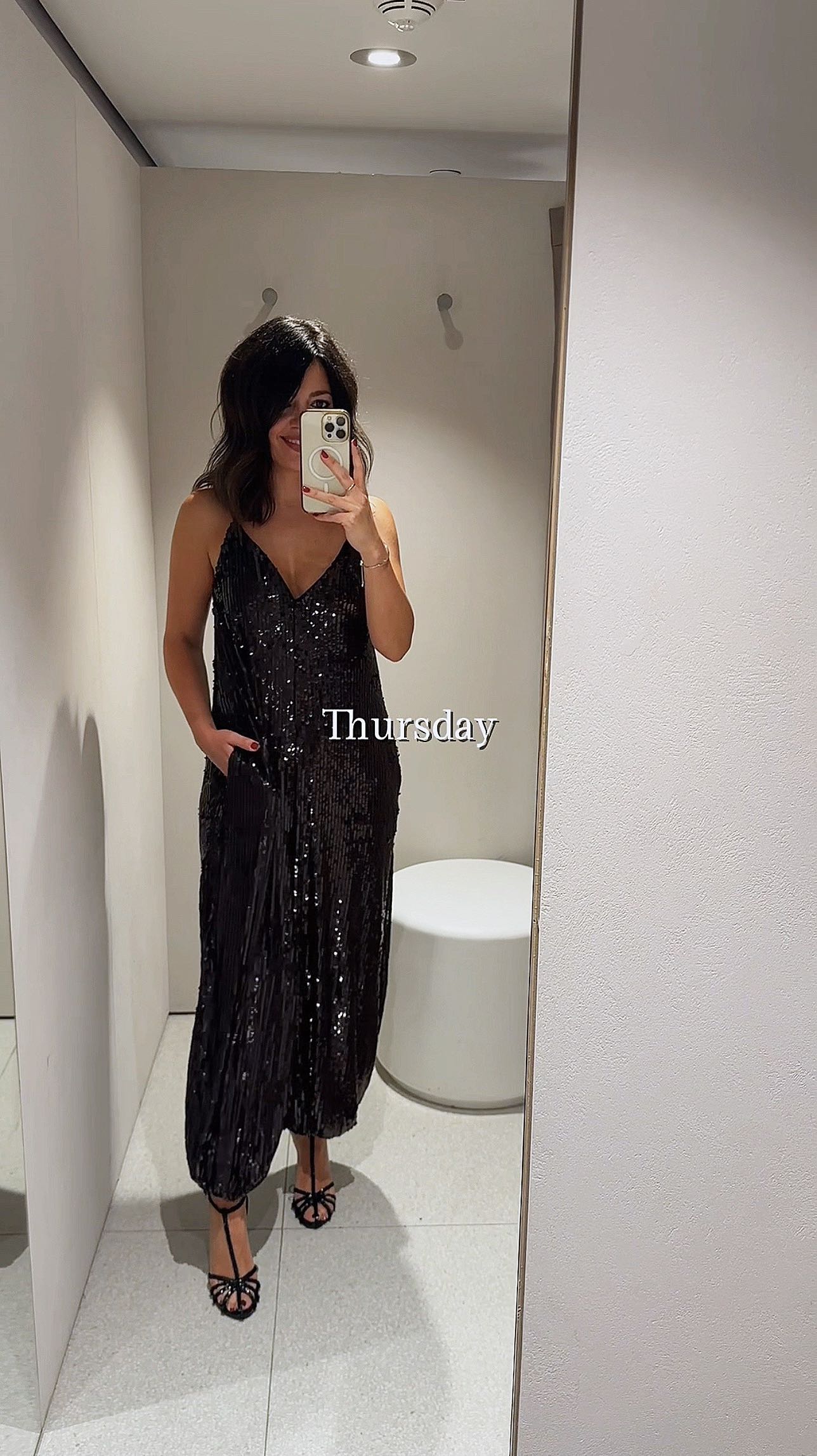 Békés, stílusos, boldog karácsonyt kívánok Nektek!🎄🤗
Én mostantól egy hétig ilyen szettekben leszek (vagy edzőruhában😉).
Köszönöm, hogy itt vagytok!😘
(Olyan jó volt olvasni a kommentjeiteket az előző videó alatt ✨😘)
*Zipy*
#wardrobestylist #personalshopper #zaraoutfits #festiveoutfits #stylist