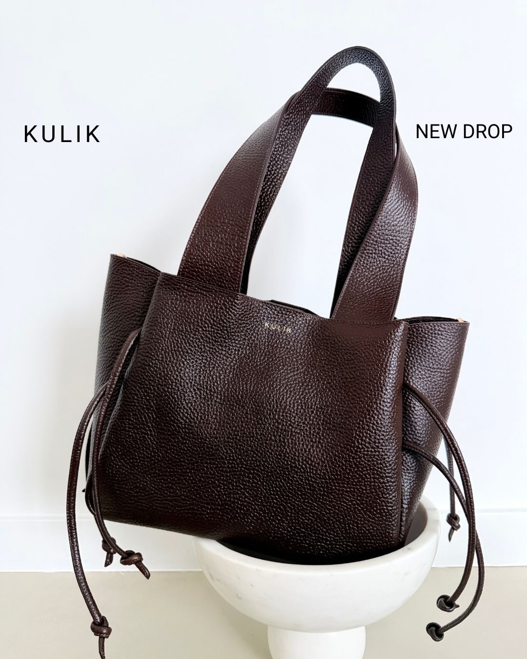 Kolekcja Jesień–Zima 25/26 powstała z jednego, prostego pragnienia: stworzyć torby, które nie tylko wyglądają pięknie, ale żyją razem z Tobą. Miękkie shop-perki z naturalnego zamszu i miękkiej skóry licowej dopasowują się do dłoni, do rytmu dnia, do spontanicznych planów.
To torby, które wyglądają jak wybór — ale noszą się jak nawyk.
Zaczęło się od szkicu.
Od myśli: czy da się połączyć wygodę wielkiej shopperki z luksusem miękkiej, premium skóry i zamszu?
Dziś już wiemy, że tak.
Miękkie linie, opadająca forma, struktura, która pracuje z ruchem ciała.
To te detale sprawiają, że ten drop ma w sobie coś… otulającego.
Coś jesienno-zimowego, ale nie ciężkiego.
Coś luksusowego, ale codziennego.
Każdy model jest jak tkanina wspomnień —
łapie światło, zachowuje ślady palców, zmienia się z czasem.
Skóra groszkowa, zamsz, ciepłe odcienie brązu — kolory sezonu w najczystszej formie.
To torby dla kobiet, które lubią miękkie struktury, naturalne faktury, minimalizm, ale z charakterem.
Dla tych, które kochają styl quiet luxury, subtelne detale, funkcjonalność w modzie premium.
Dla tych, które chcą torby, która nie krzyczy… ale zostaje w pamięci.
W dropie znajdziesz:
• zamszowe shop-perki o matowym, aksamitnym wykończeniu
• skórzane, miękkie shopper bags z premium skóry, które idealnie układają się na ramieniu
• formy lekkie, pojemne, codzienne
• odcienie sezonu FW: czekoladowy głęboki brąz
To jest ten moment, w którym nowy model przestaje być premierą, a zaczyna być Twoją codziennością.
Jesień i zima w tym roku będą miękkie i otulające.