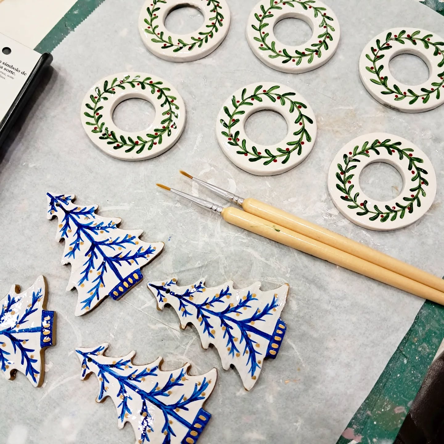 Hand-painted Christmas ornaments fresh from the studio 🎄✨
This year we made a small batch of clay wreaths and blue-and-white trees — each one shaped and painted by hand, so no two are the same.
Limited stock available at Mar Interiors. 🤍
#HandmadeDecor
#ChristmasOrnaments
#ClayArt
#Portimao
#MarInteriors
