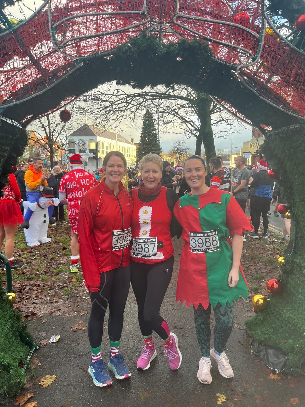 EP Race Report 23/11/25
We were certainly back with a bang this weekend after a quieter couple of weeks on the racing front 🤩
Well done to all our racers 👏🏻👏🏻
Amy Crowe was at the 3rd North Staffs XC at Parkhall where she had another very solid outing with a 26:28 which placed her 30th 👌🏻 she then doubled this up today with a 26.5 mile reccie of some of the Lakeland 100 course - crazy lady 😆🤯
We then had 5 of the group at the @run_north_west Wilmslow 10k with very different targets and all at very different stages of their season.
James Griffiths was back in action after a period of injury with a very strong 33:32 🙌🏻
Pat Hudson who has had a superb year is looking to up his running over the winter so was using it to put a marker down which he did with a respectable 39:58 💪🏻
Jenni Armitt was back in her first race after her superb Ironman a few months ago. Jenni was also using it as run marker to build from which she did with a fine 56:16 👏🏻
Dennis Robinson yet again showed that age is just a number with a course PB in a superb time of 49:45 🤩
Stu Elsam with his first race post marathon and also using it to see where his faster legs are at. Stu had a super run equalling his best time of 51:19 and his fastest time on that course 🔥
Well done all 🙌🏻🙌🏻
📸 @mickhallphotos 👌🏻🙌🏻👏🏻