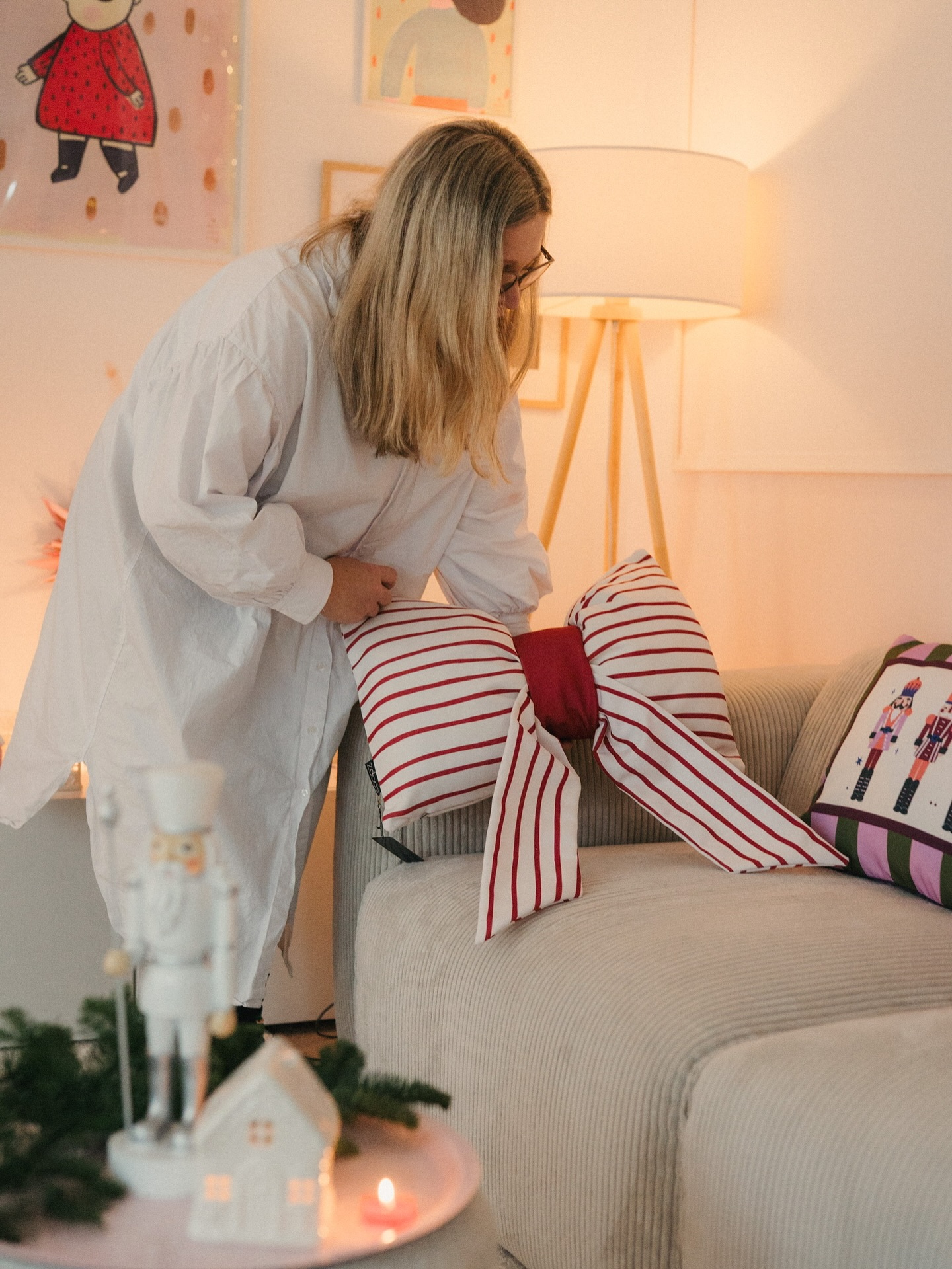 Hej am Donnerstag ihr Lieben🤍
Wir hoffen euch geht’s gut☺️ Wir und unsere Kissen sind übrigens offiziell im Weihnachtsmodus🌲🥰🛋️
Habt einen schönen Nachmittag🥰
#wohnliebe #sofa #kissenliebe #colorfulhome #colorfulhomedecor #interiors #interiordesign #interiør #interior123 #cornerofmyhome #interior #interiør123 #christmas #christmasdecor #christmaspillows #pillow #weihnachten #weihnachtsdekoration #colorfulchristmas
Photos by @hej.anna.studio