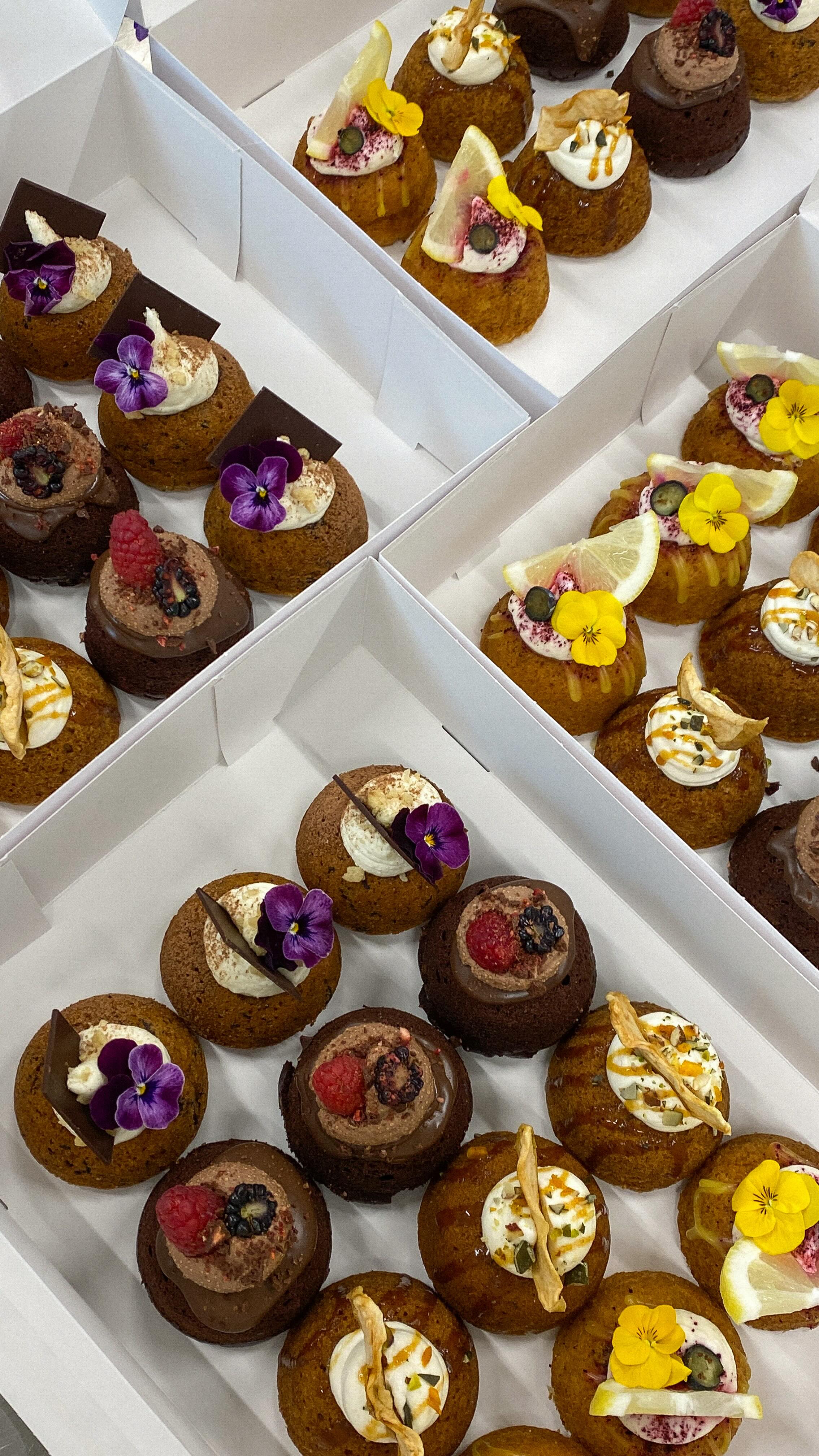 one more week to place your order. 🌟
if you are looking for a stress-free dessert for your Christmas festivities, then this is for you! OG’s know the drill: we always try to offer something unique for special occasions and this year, our mini cakes are back on the menu for the Christmas days - all vegan, all handmade and only available to pre-order!
find out more in one of our older posts.
order your mini cakes via hello@enilaicecream.com 💛