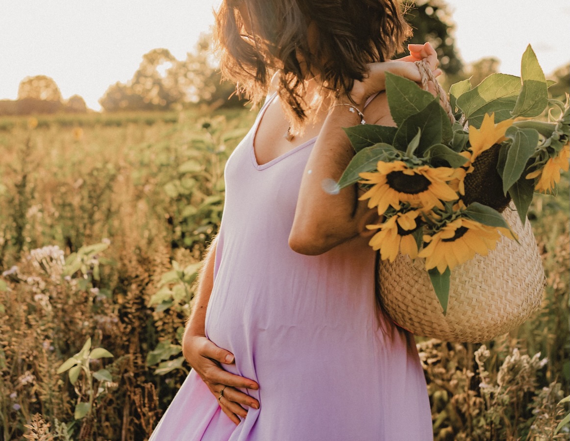 Zwangerschapsverhaal deel 2 🤰🏻
Een paar dagen na de 8-weken-echo kregen we een telefoontje van de huisdokter. Mijn bloed geeft aan dat ik positief test op het CMV-virus. Weer een uitnodiging om bij mezelf te blijven en niet mee te gaan in de angst, ook al dwarrelden woorden als “ontwikkelingsproblemen” toch nog licht door mijn hoofd..
Na wat heen-en-weer bellen met de dokter en de gynaecoloog bevestigen ze dat de besmetting van vóór deze zwangerschap is. Ik voel opluchting en tegelijk ook inzicht: zou dit de reden geweest zijn van het verlies van onze eerdere zwangerschap? Alsof ons meisje nu voor een gezond lichaam kiest, wat toen misschien niet mogelijk was?
Weer zo’n duidelijk moment waarop ik kon kiezen voor angst of vertrouwen. En ik koos voor vertrouwen.. in mijn lichaam, in ons kindje, in ons. 🩷💛
Tijdens onze 12-weken-echo was de start vh gesprek opnieuw mijn schildklierwaarden. Ik geef nog eens aan dat ik geen medicatie wens en dat dat voor mij helder is. Ze stelt voor om eerst de waarden (die samen met de NIPT worden afgenomen) af te wachten, en eventueel een endocrinoloog te betrekken als dat nodig is. Tijdens de echo zien we een klein, mooi mensje groeien op haar eigen tempo. Ik voel alleen maar dankbaarheid, liefde en vertrouwen in mijn lichaam, in haar, in de natuur. 🙏🏼🥹
Twee weken later (21/08) staat de uitslag van de NIPT online. We kozen hier onder andere voor om de rhesusfactor van onze baby te weten gezien ik rhesus negatief ben.
We krijgen online de uitslag, “niet interpreteerbaar”.
Zonder extra uitleg, M en ik kijken elkaar aan. We snapte het even niet. We moesten beide even slikken en ademhalen..
Internet vertelde ons dat ongeveer 5% van de vrouwen zo’n resultaat krijgt, vaak door te weinig foetaal DNA.
We besloten dan zelf maar contact op te nemen met de dienst gynaecologie. Ze zeggen dat we de test opnieuw moeten doen (waarom precies weten ze niet). Maar er moeten twee weken tussen zitten. Gezien we niet veel later op vakantie vertrekken, werd het uiteindelijk drie weken. Tegen dan ben ik bijna 17 weken ver.
Lees verder in de comments 👇🏻
📷 @hartvoorhaar_