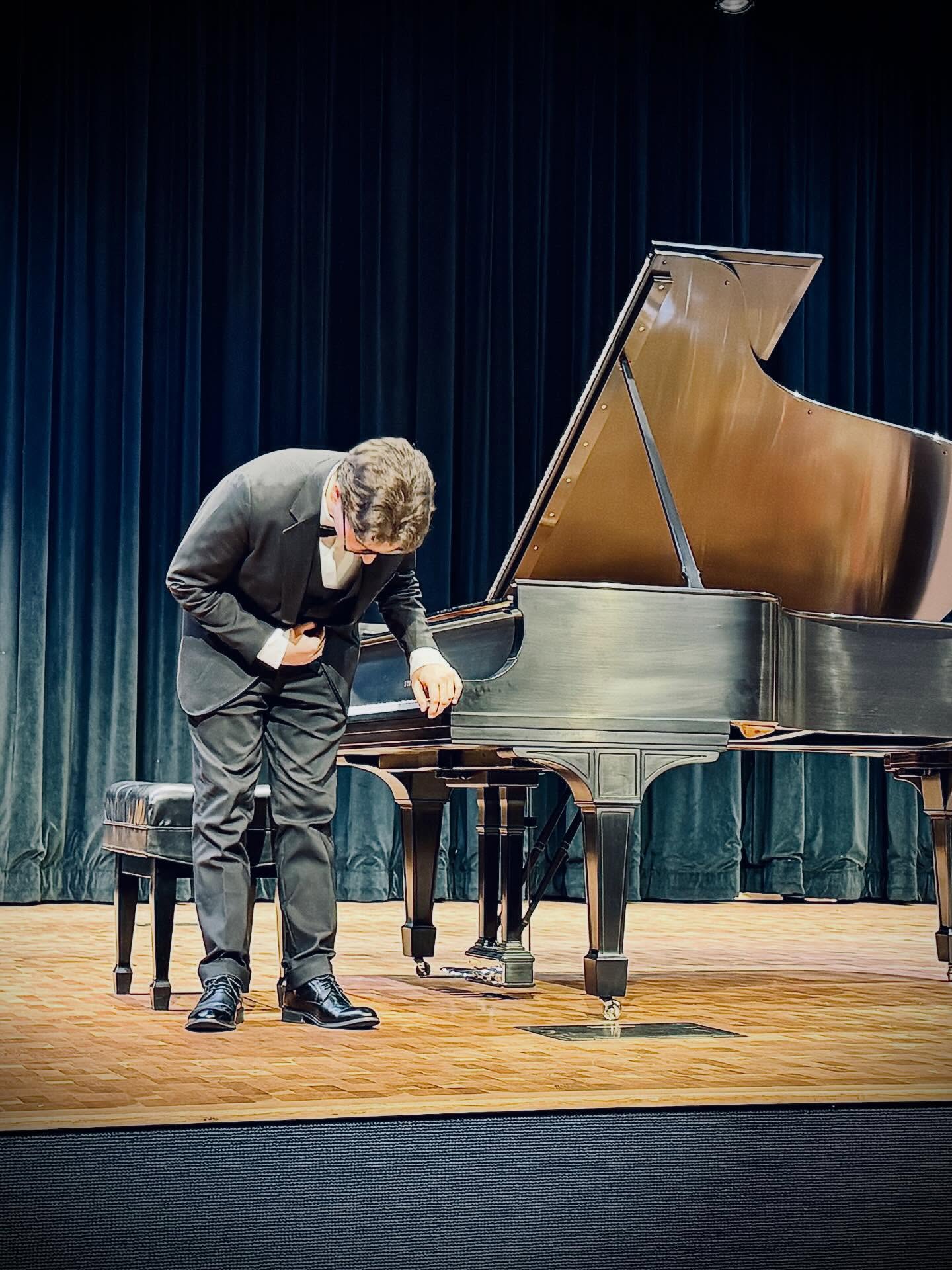 🇺🇸Piano recital for winning the Pacific Stars International Piano Competition (California, USA 🇺🇸) - Third prize in over 500 nominations from 30 countries.
I warmly thank the artistic director Rixiang Huang and the giury of the competition for the opportunity and the splendid trophy received.
🇮🇹Recital pianistico per aver vinto il Pacific Stars International Piano Competition (California, USA 🇺🇸) - Terzo premio in oltre 500 candidature da 30 Paesi.
Ringrazio calorosamente il direttore artistico Rixiang Huang e la commissione della competizione per l’opportunità e lo splendido trofeo ricevuto.
@rixiang_huang
@pacificstarspiano
@stefano_casalino_fotografo
@daniela_marano_
@simone.casalino_