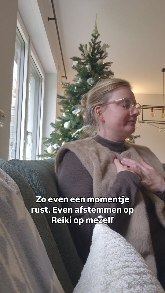 In december staan er 32953 dingen op je fysieke, emotionele én mentale lijstje 😅
Ergens inderdaad staat ook nog je zelfzorg. Je reiki zelfbehandeling. Vaak ondergesneeuwd en net als je even tijd hebt, vraagt iets anders je aandacht.
Maar weet je... al doe je het maar één minuut. Al geef je jezelf echt maar 1 minuut reiki... het zal al zoveel verschil maken! Probeer het maar eens.
Even zakken.
Even afstemmen.
Ogen dicht en handen op je hart.
Hoe voelt dat?
Al anders of niet?!
Omdat december zo druk is, maar ik je toch graag wil inspireren om bij jezelf te blijven... Jezelf niet te verliezen in de chaos en af en toe die heerlijke energie bij jezelf te voelen stromen... (want dat geeft je direct een boost, zeker weten!)
Heb ik voor jou een cadeautje: de gratis Elke dag Reiki-miniserie. Jij ontvangt 5 dagen lang mini reiki-momentjes in je inbox. Zodat je zult merken: het kost niet veel tijd, reiki kan op zoveel manieren én je voelt direct verschil in energie! ♥️👏🏻
Wil jij dit cadeautje ontvangen? Reageer dan met "miniserie" hieronder of ga naar de Link in mijn bio 🎄