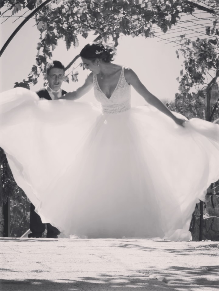 En las bodas cualquier instante puede convertirse en eternidad, porque la magia no está en el tiempo,
sino en lo que el corazón guarda 🤍
#bodas
#momentosunicos
#wedding
#fotografiadebodas
#videosdeboda