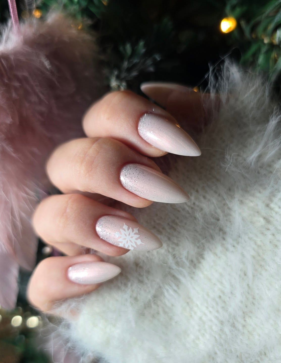 Wonderful winter color combination with Pearl 2 and Diamond dust glitter! ❄️✨
All products from @magneticnaildesign
.
#Winter #Color #Combination #Pearl #Glitter
