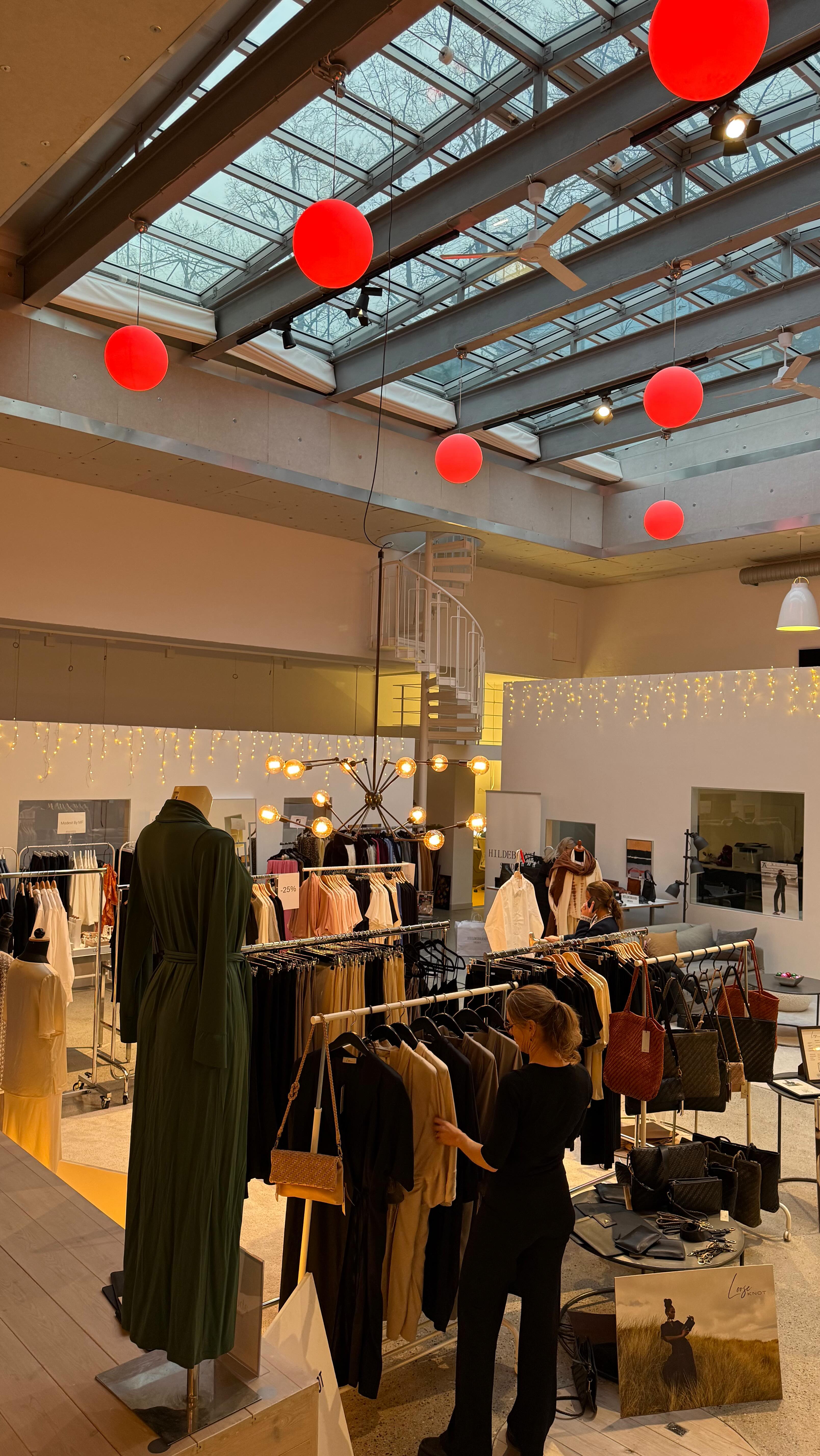 Vilket event det blev!
Nära 200 personer besökte ”En exklusiv liten julmarknad” och de 11 deltagande varumärkena fick fantastisk respons & exponering🎄🤍
Det var extra fint att se hur varumärkena utbytte kontakter & erfarenheter med varandra, förhoppningsvis kan det leda till framtida samarbeten.
Det blev precis den gemenskap och energi som jag hade hoppats på.
Tack än en gång alla driftiga fantastiska, företagare, ni är sååå duktiga och jag tror starkt på samtliga varumärken.
Tack också alla härliga besökare för att ni kom 💕🥰
”En exklusiv liten julmarknad” lever definitivt vidare, och vem vet kanske blir det även ”En exklusiv liten vårsalong”
Kramar // Carolina Henning 🤗
@privateshopperstockholm
@atelierkajsa @looseknot.se @ester_design_stockholm
@anita_since1886_official @abelle.se @inspirit_jewels @modestbymf @bohemique_collections @hildebrandsweden @capsulesscollection @homebyilsejacobsen @petitesenteur @berntsonbrandsab
#privateshopperstockholm #fashionentrepreneur #fashionconsultant #brandstrategy #brandevents #fashionevent #mode #julmarknadstockholm #enexklisivlitenjulmarknad