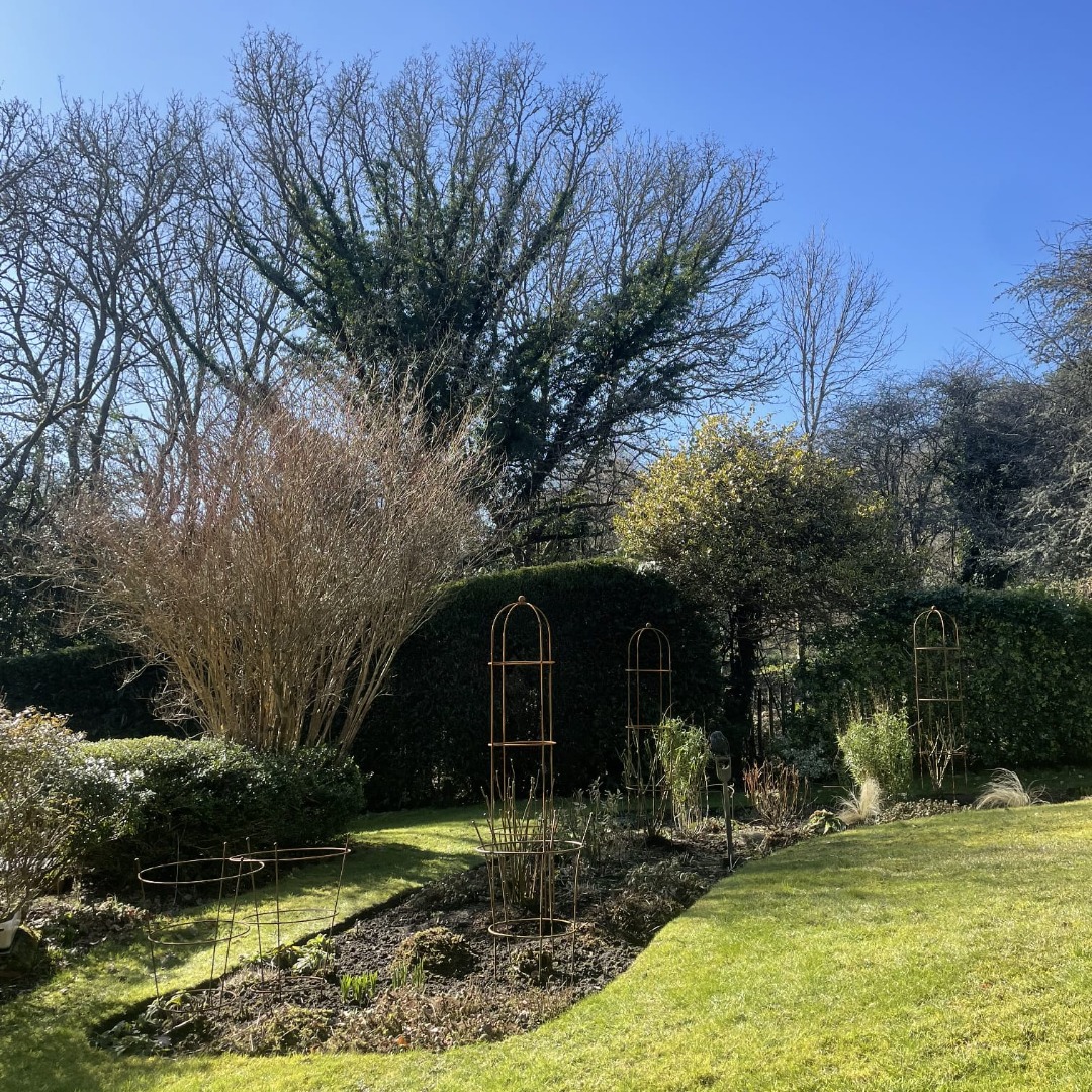 Another garden tidied away and tucked up for winter. One of the things I love about gardening is getting to see signs of new life even in the coldest months. Bring on the spring!
.
.
.
.
.
.
.
#bristolgardener #bathgardner #gardening #gardenersofinstagram #garden #wintergarden #femalegardener