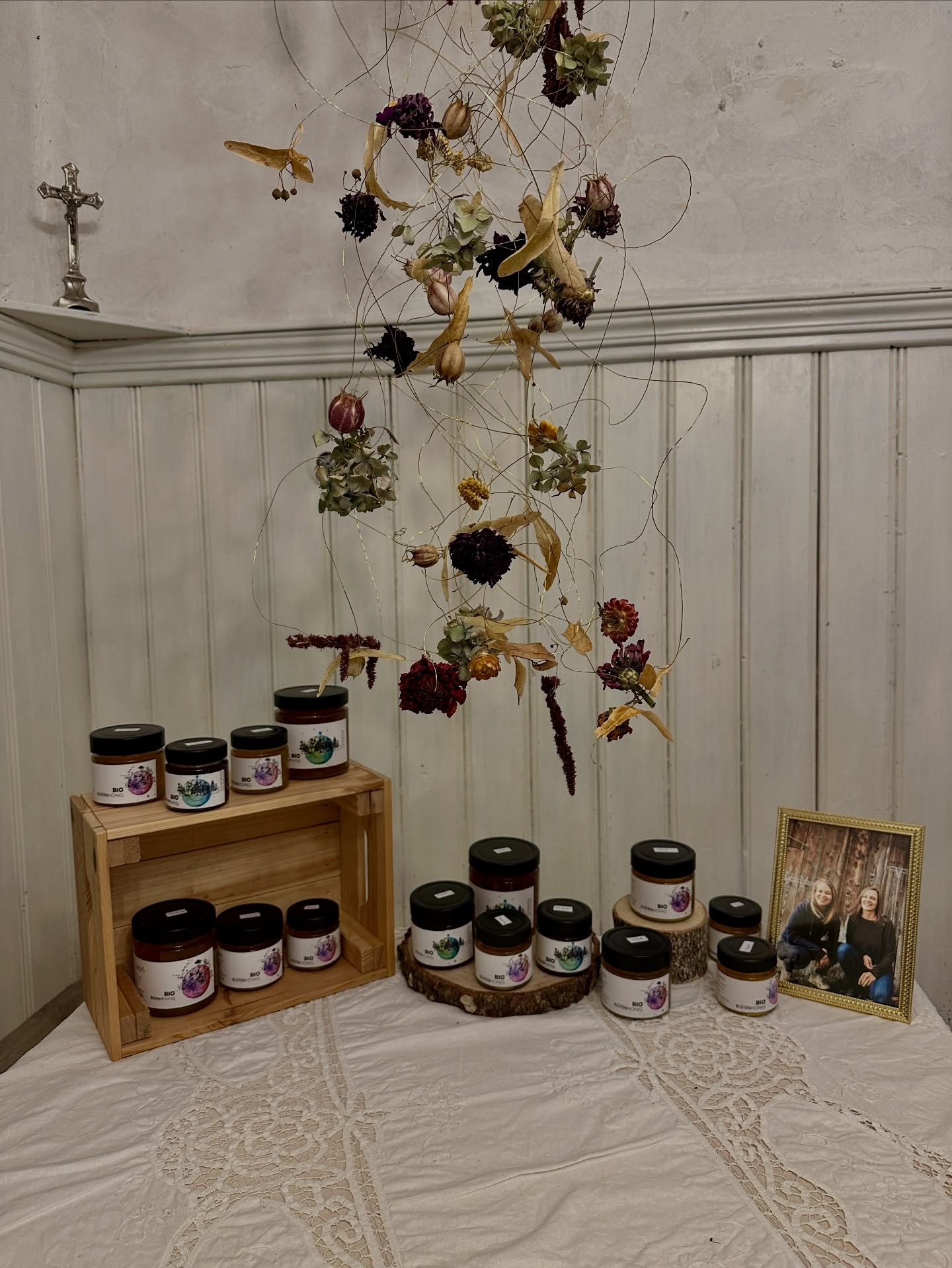 Taucht ein in die besondere Atmosphäre der FRAUEN Weihnacht - einem Ort, an dem Handwerk, Kreativität und Herzlichkeit zusammenfinden. Leidenschaftliche Produzentinnen und Künstlerinnen präsentieren hier ihre einzigartigen Werke, die Geschichten erzählen und Wärme schenken.
Wer noch ein Geschenk mit echter regionaler Qualität sucht, findet hier vielleicht genau das Stück, das man nicht vergisst.
Der Weihnachtsmarkt öffnet seine Tore vom 22.11. bis 14.12.2025, jeweils SA–SO von 14–18 Uhr,
@amschwarzenberg
Schwarzenberg 5, 2811 Wiesmath.
Lasst euch treiben, stöbern – und vielleicht auch ein bisschen verzaubern. ✨
#Weihnachtsmarkt #ChristmasVibes #WinterWonderland #Handmade #ShopLocal