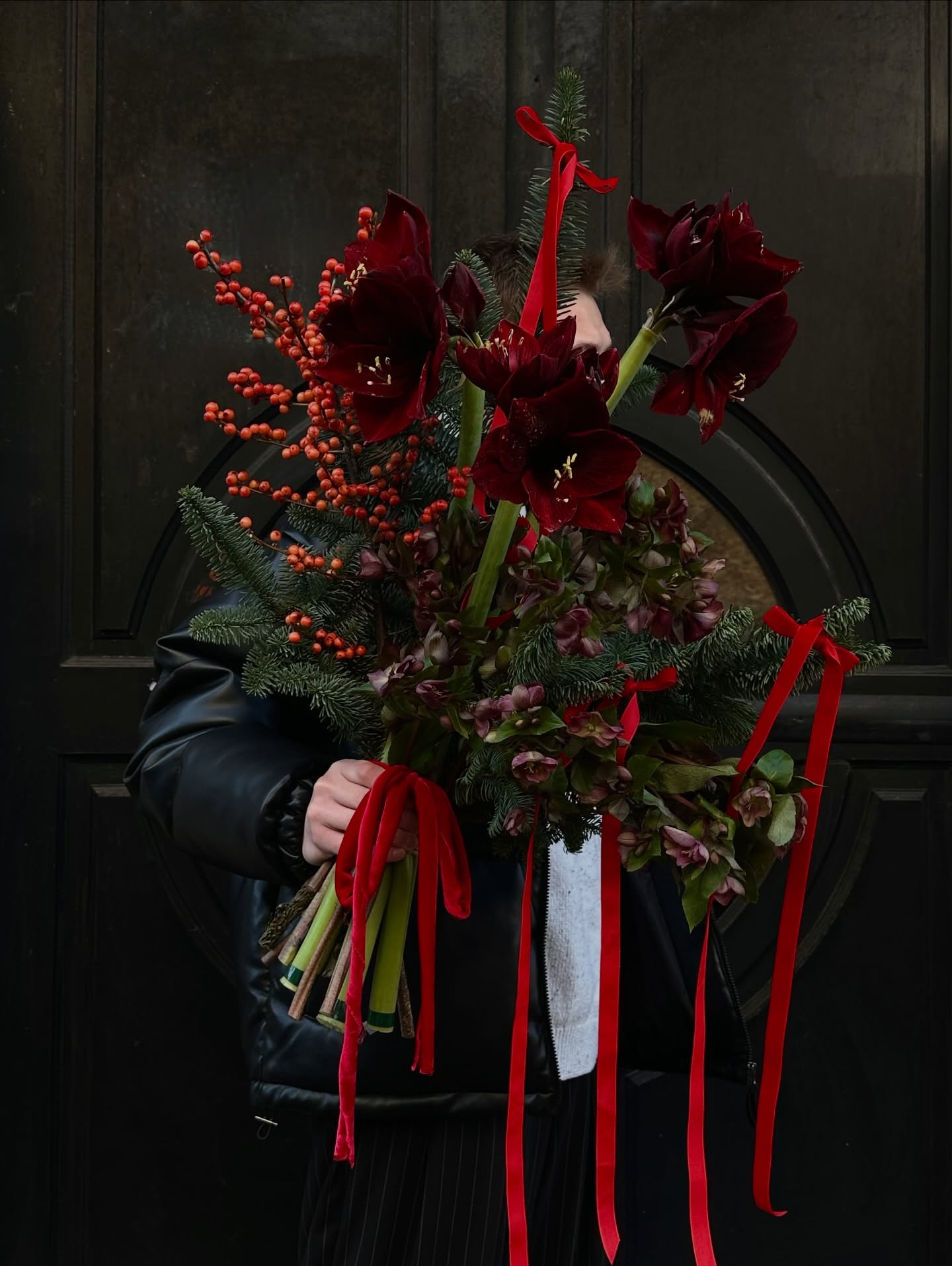 Amaryllis in full holiday bloom 🎄✨
A festive mix of amaryllis, winter greens and
a deep red ribbon — the bouquet that
instantly brings true Christmas spirit to your home.
Available at Fiori Boutique and online ❤️🎁