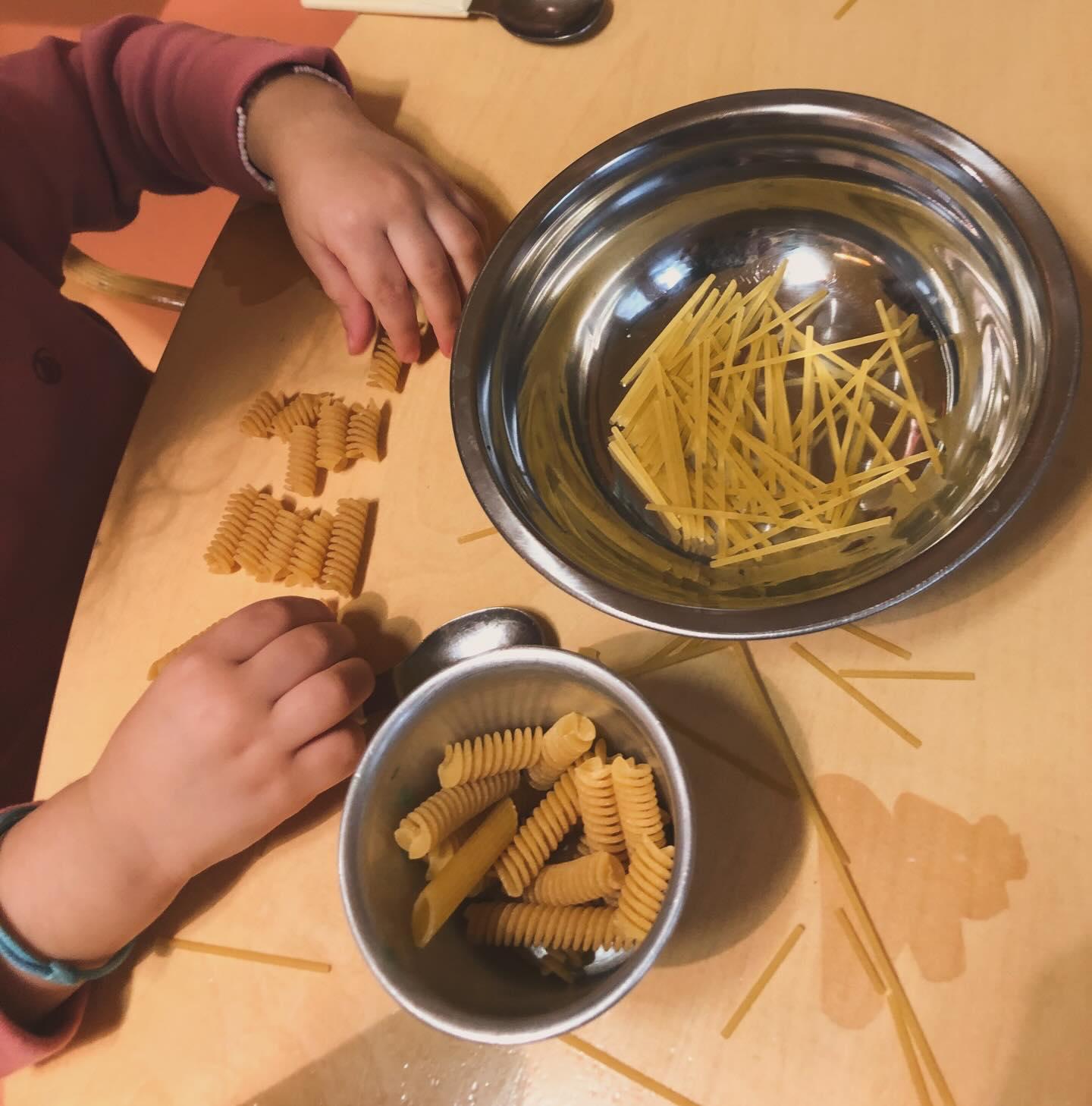La categorizzazione è una tappa fondamentale dello sviluppo cognitivo; è il modo in cui i bambini e le bambine imparano a dare ordine al mondo. Nei primi anni di vita si basano soprattutto su ciò che vedono, ovvero sulla forma e sul colore.
#categorizzazione #sviluppocognitivodelbambino #nidodinfanzia #asilonidomilano