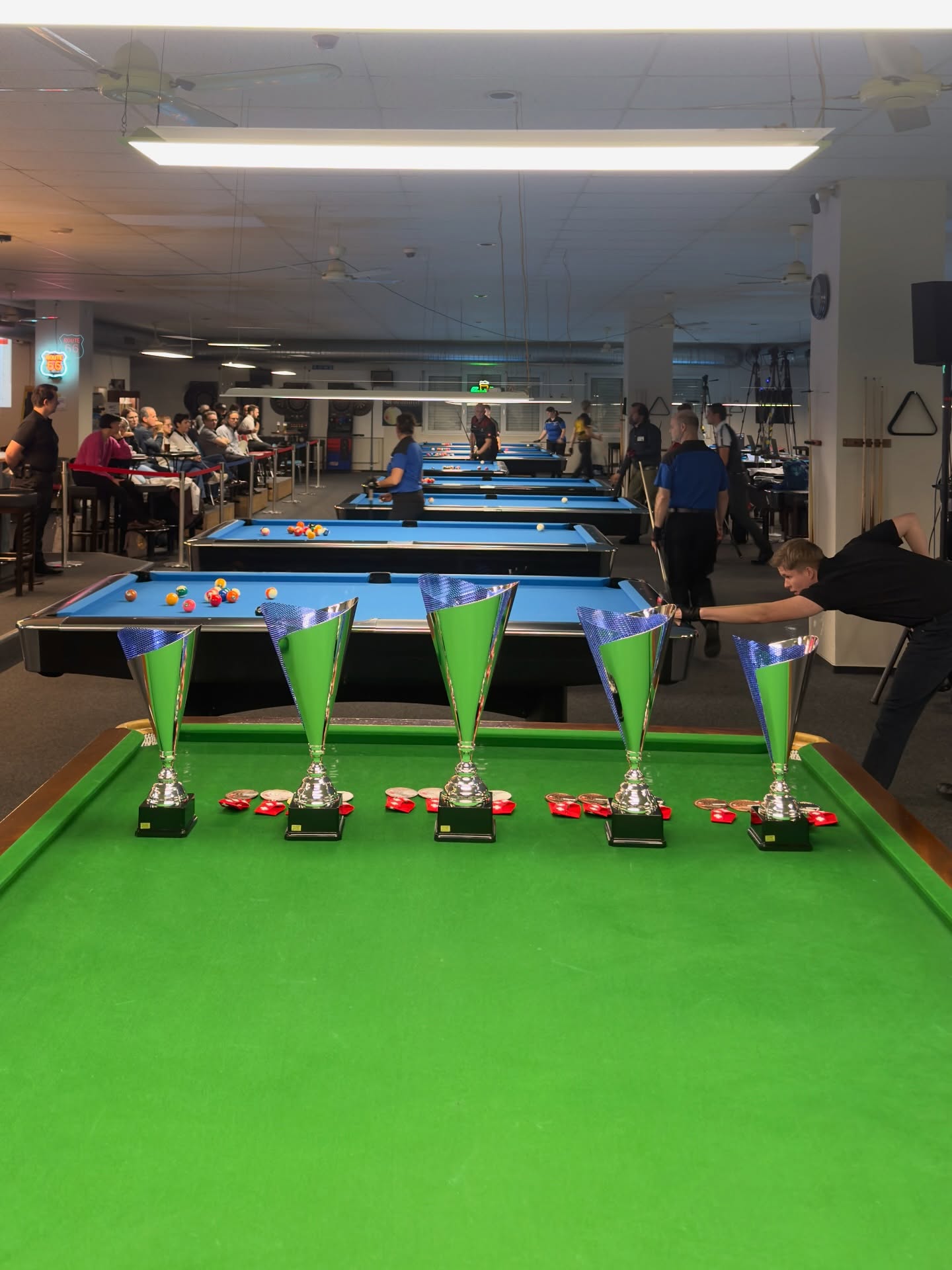 🎱🇨🇭 Highlight bei uns im NewYorkCafe! 🇨🇭🎱
Ab heute bis Sonntag finden bei uns die Schweizer Billardmeisterschaften statt – den ganzen Tag über! 🔥
Ein echtes Highlight und eine besondere Ehre, dieses Event bei uns im Diner & Billard-Center ausrichten zu dürfen.
Kommt vorbei, schaut den besten Spielerinnen und Spielern der Schweiz zu und spürt die besondere Turnier-Atmosphäre live mit! 🙌
Zuschauer sind herzlich willkommen.
Wer kommt vorbei?!
#BillardSchweiz #SchweizerMeisterschaft #NewYorkCafe #BillardCenter #Reinach #LiveEvent #SpecialMoments #billardsport