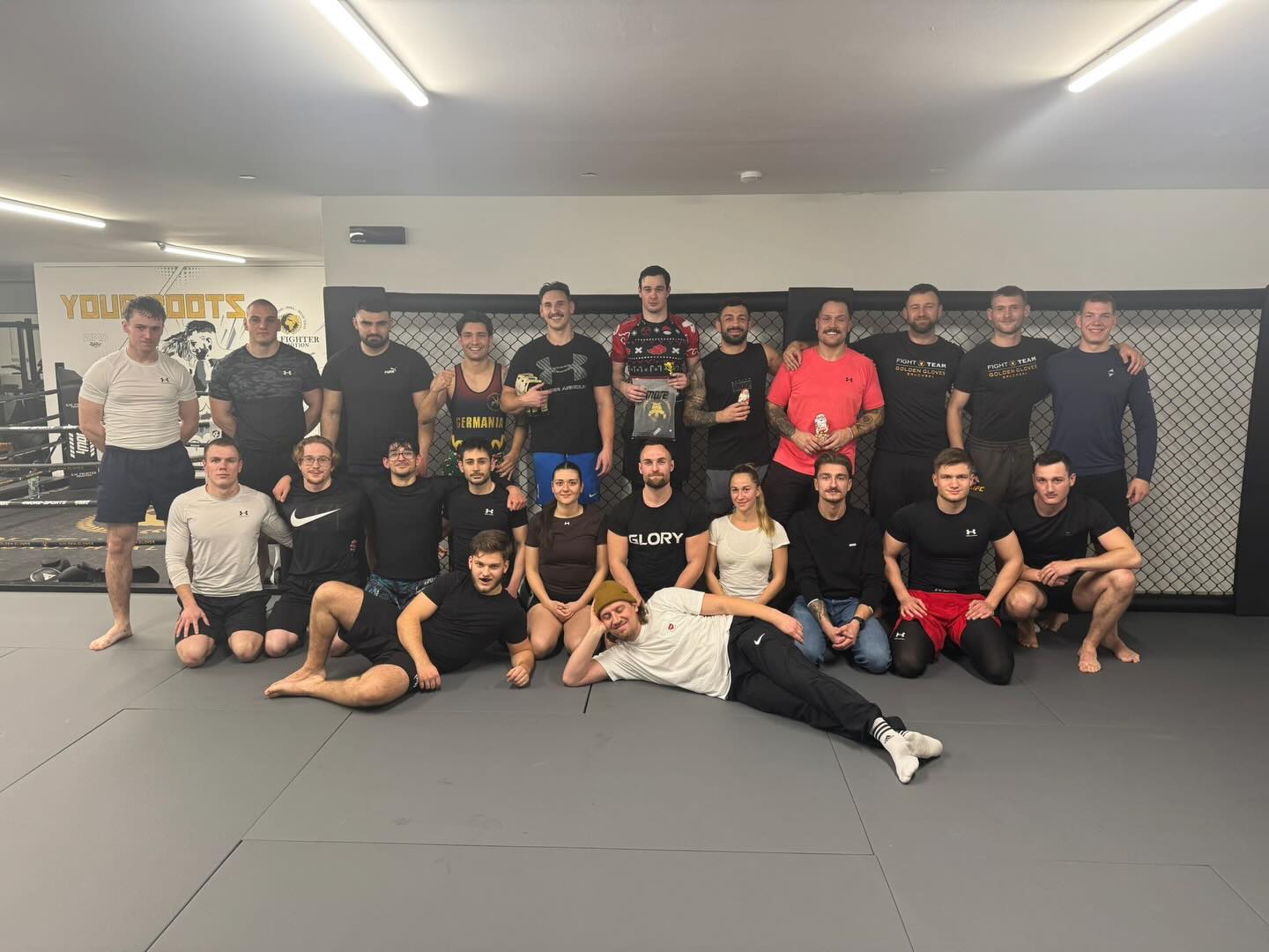 Am Freitag fand unser erstes Gym-internes Nikolausturnier im Grappling statt – und direkt mit 20 Teilnehmern! Vom absoluten Anfänger bis zum Wettkämpfer war alles dabei. 🥊💥
Wir haben im KO-System gekämpft, jeder gegen jeden, und im Vordergrund stand nur eines: Spaß haben, ausprobieren, miteinander wachsen und die Gemeinschaft feiern. 🙌
Danke an alle, die dabei waren – Danke an @kru.chris für die Organisation 🙏.