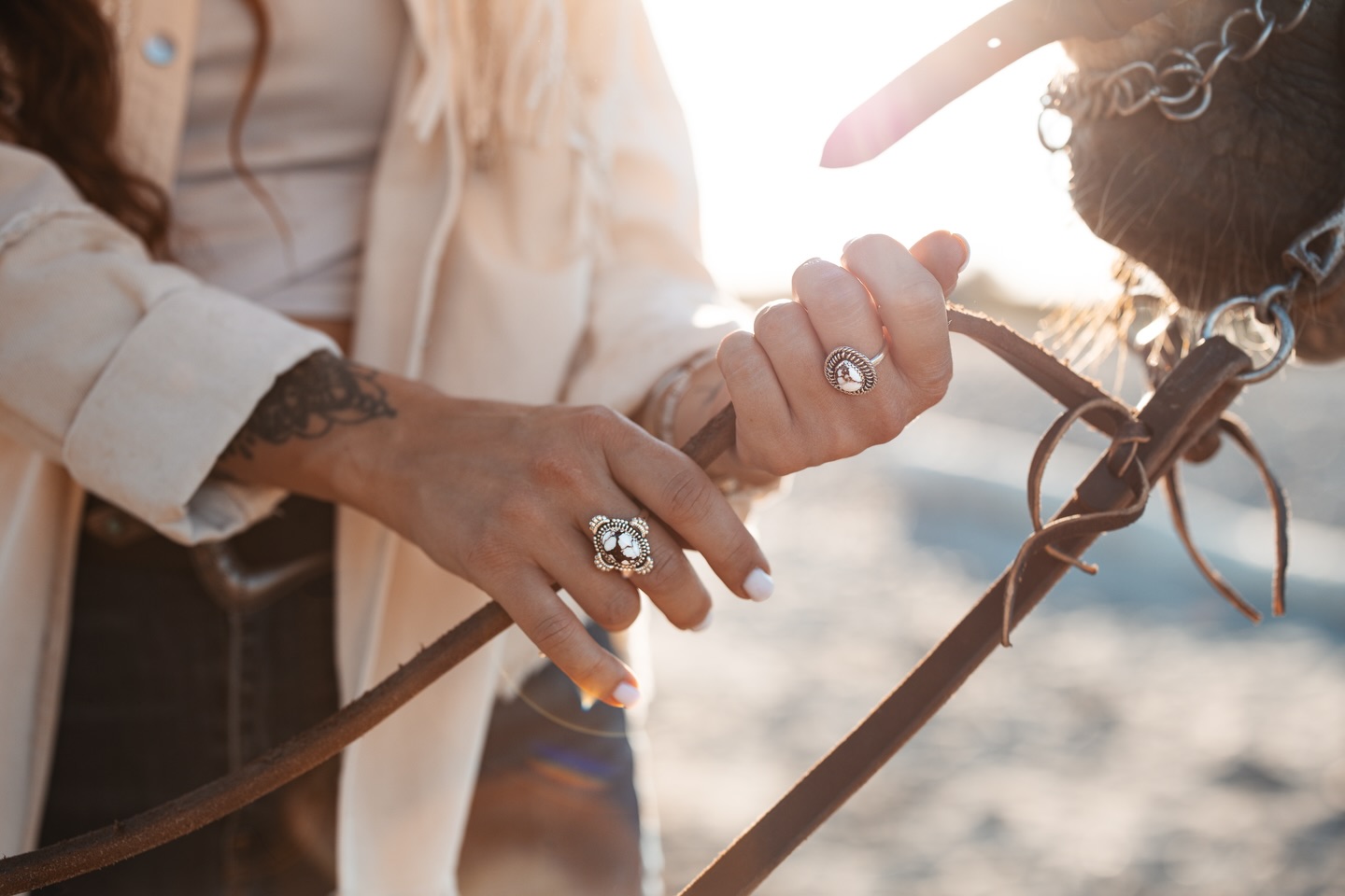 La Wild Horse, est LA pierre qui porte en elle l’horizon.
Ses motifs bruns et ivoire racontent les plaines ouvertes, les chevaux libres et cette façon d’avancer guidé par son instinct 🪶
Si on l’a choisie pour Sonora, c’est parce qu’elle incarne exactement notre univers: authentique, solaire, indomptée. Une pierre qui apaise, qui ancre, et qui glisse dans la main comme un fragment de liberté.
Pour Noël, c’est le cadeau parfait: une touche de nature, une histoire à offrir, et un symbole qui accompagne bien au-delà des fêtes.
#wildhorse #bijoux #cadeaunoel