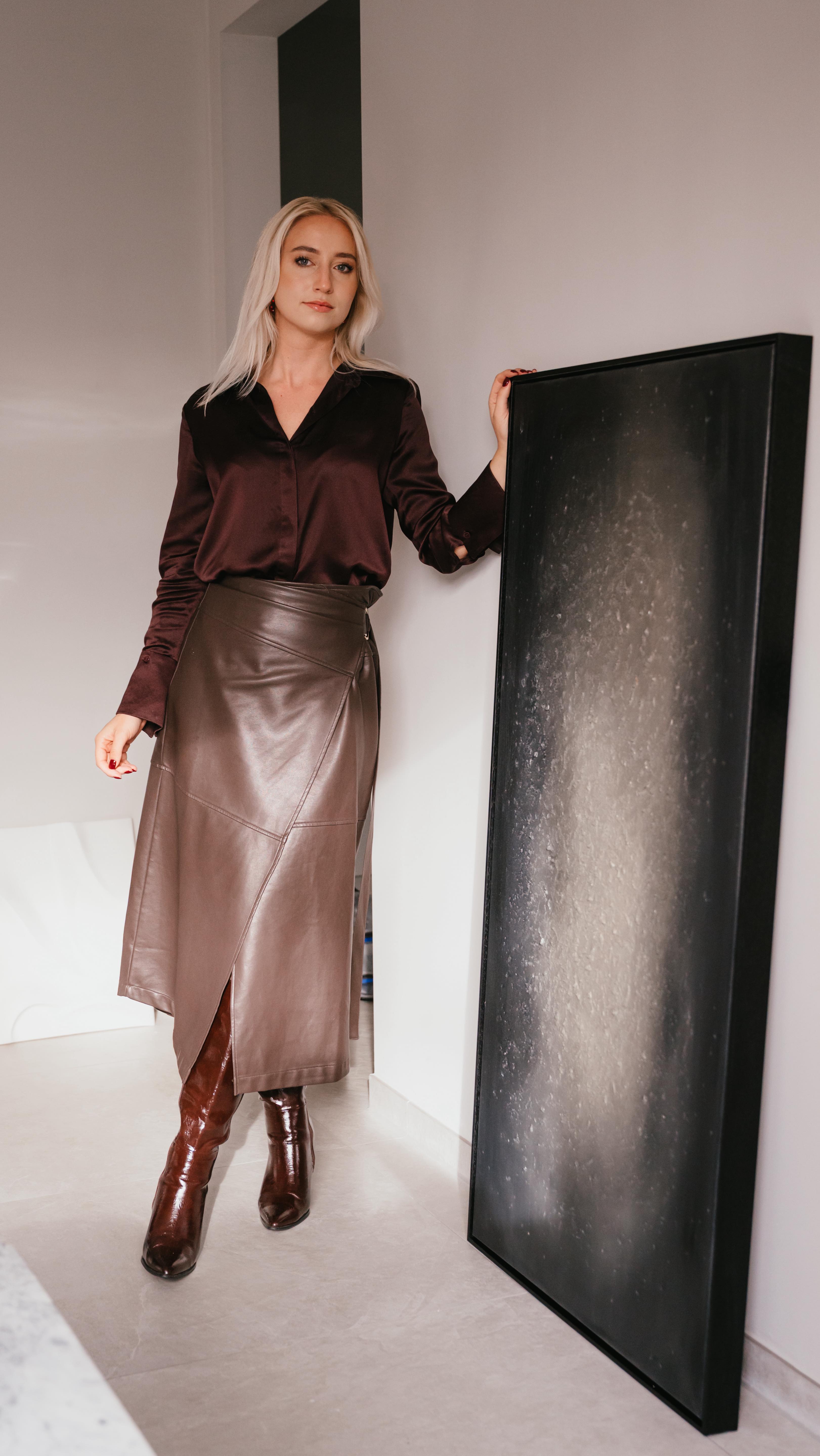 Waar intuïtie en vorm elkaar ontmoeten, ontvouwt zich een nieuw werk binnen de Life Line-serie. Een kleine blik op het creatieproces.
📩 Inschrijving opent binnenkort.
#LifeLineSeries #HighEndArt #AbstractFineArt #FemaleEnergyArt #ContemporaryAbstract #ArtCollectors #ArtCurators #CollectorFocused #FineArtCollector #GalleryArt #InvestInArt #ModernFineArt #LuxuryArt #ArtForCollectors #DutchArtist #NederlandseKunst #Kunstverzamelaar #KunstcommunityNL #AbstractExpression #MixedMediaFineArt #ArtConsultant #CuratedArt #StudioProcess #ArtCreation #ArtistStudioLife #CollectorCommunity #FemaleArtist #PowerfulArt #VisualArtistry #ArtMarket