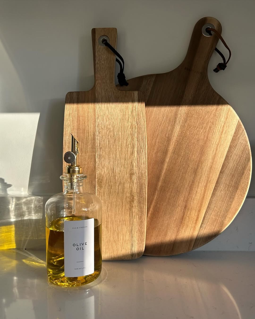 The smallest details make the biggest difference 🤍
Our bottle with personalised label and gold pourer — calm, elegant, and made for the kitchen you’ve been pinning. By @hopkilnhome
Send your label list when you’re ready.
#KitchenAesthetic #LuxuryHomeDetails #OrganisedHome #PrettyStorage #PrintTailors