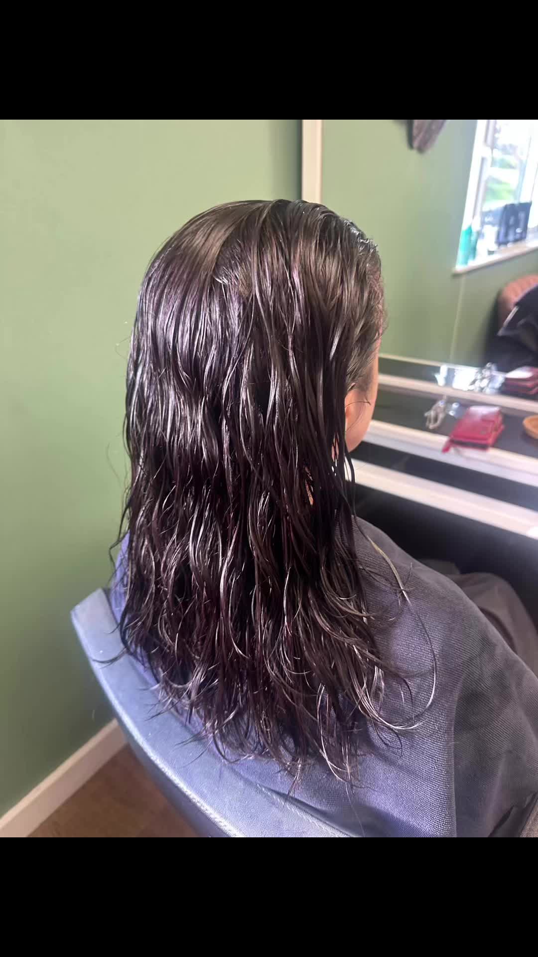 Had so much fun doing this serious chop today!!
It’s been a very scissor heavy week for me🙌🏼🤣
Thank you Tracey!! I love it when you’re in my chairXxx
#thecornishhairdresser #hairincornwall #hairgoals #bobcuthairstyle #hairchop #shorthair #JOICODreamBlowout #cornishsalon #joicoeurope