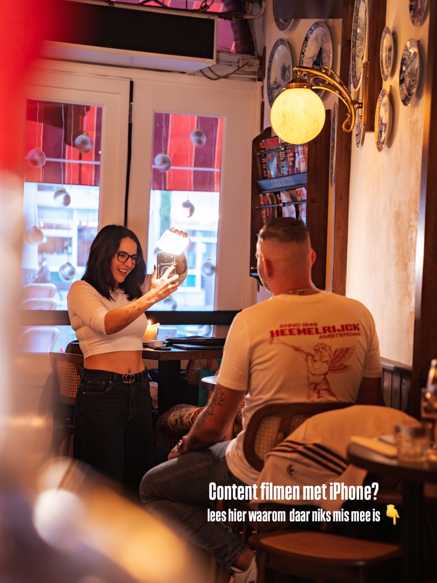 Veel ondernemers denken dat je voor goede content een dure camera, spots en een hele setup nodig hebt.
Maar dat is precies waar het vaak misgaat.
“Het moet er perfect uitzien, anders straalt het niks uit.”
Op Instagram (en TikTok) werkt dat dus helemaal niet zo.
Als iets te gepolijst oogt voelt het afstandelijk. Het is mooi om te zien, maar mensen ervaren minder connectie. Ze kijken even en scrollen weer door.
Content die eruitziet alsof iemand het gewoon ter plekke heeft gefilmd (gewoon met een iPhone ja) doet het vaak beter.
Het voelt herkenbaar. Je ziet hoe het echt is. Iemand die lacht, iets proeft, iets laat zien zonder dat alles vooraf is bedacht. Dat werkt.
Daarom gebruiken wij bij veel shoots juist iPhone beelden tussendoor. Niet omdat het sneller gaat maar omdat het simpelweg beter presteert.
Bij meerdere klanten zien we hetzelfde patroon. De mooie cinematic video’s worden gewaardeerd, maar de iPhone content wordt vaker opgeslagen en gedeeld. Dat zorgt voor bereik en groei.
Mooi is fijn. Echt werkt.
En natuurlijk begrijpen we dat luxury brands soms juist kiezen voor een high end uitstraling. Dat hoort bij het merk. Wij adviseren dan om beide te combineren zodat de branding sterk blijft en de content toch menselijk en benaderbaar voelt.