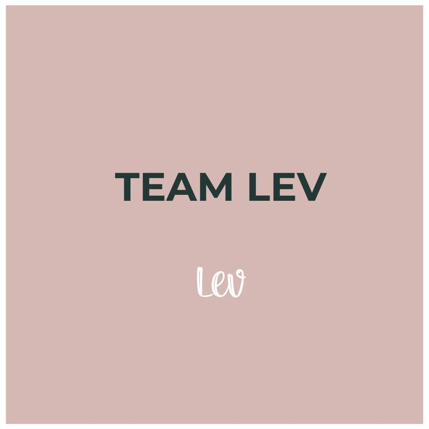 EVEN VOORSTELLEN!
Afgelopen week hebben we helaas afscheid genomen van onze lieve collega Solange. Natuurlijk blijft ons team jullie met liefde en aandacht begeleiden, zoals jullie van ons gewend zijn. Om daarvoor te kunnen zorgen hebben we gelukkig intussen ook een hele fijne nieuwe collega in ons team mogen verwelkomen! Tijd voor een voorstelrondje! ➡️
Op de foto, van links naar rechts, zien jullie ons stralende team: Zoë Schot, Dominique van Kuijk, Milan Hanckmann, Celeste van Aard en Joyce van Seters. Met elkaar gaan we vol vertrouwen en enthousiasme 2026 in. We kijken uit naar alle LEV baby's die we mogen gaan verwelkomen. 💕