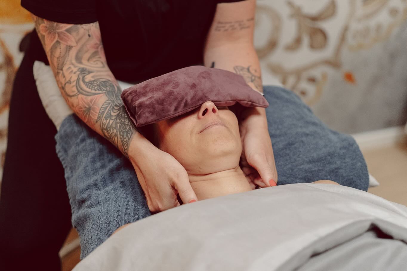 Kanske är det exakt nu - när du börjar känna stressen inför jul som du ska unna dig en massage, en reikihealing eller varför inte en lugn yin yoga/yoga nidra?
För att lugna nervsystemet, få fokus på rätt saker och landa in i julen på ett härligt sätt 🎄🎅