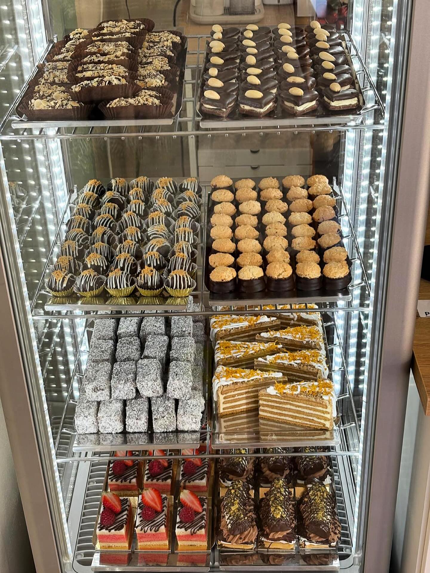 Připraveno v obchůdku #dnesninabidka #cukrarstvi #sladkepohladi