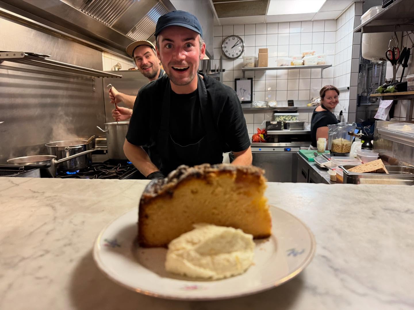 Even geen zin in een volle zaak? of kom je graag op de bonnefooi, kom dan zaterdag overdag! Wij bakken altijd iets zoets voor bij een koffie’tje..maar de gerechten kun je ook al lekker komen eten. Open vanaf 12:00 dus! 💜