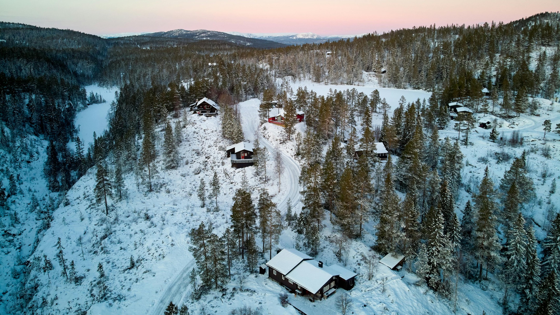📷 Barnabás Davoti
https://www.pexels.com/photo/snowy-norwegian-cabins-in-kroderen-at-sunset-33977764/