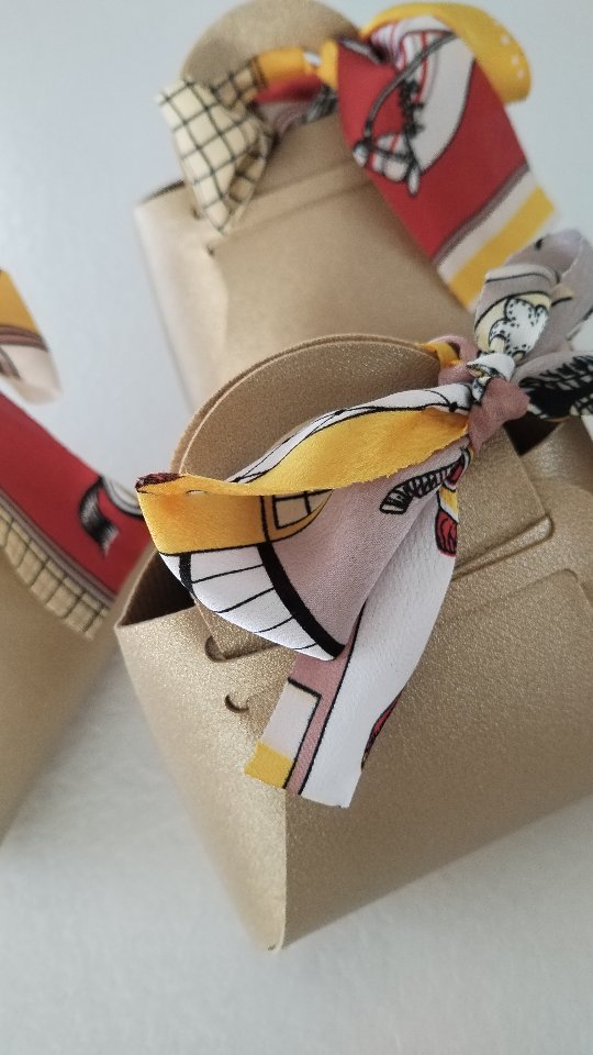 Tu veux un cadeau qui fasse vraiment PLAISIR ?
Celui-ci fait fondre à tous les coups 😍✨
Les Charms... C'est LE cadeau coup de cœur ❣️
Personnalisable, mignon, symbolique et à prix tout doux !
Bracelet ou collier : tu composes ton bijou pour une personne unique 🥰
.
.
👉 Tu veux que je t'aide à créer une combinaison ?! Dis moi pour qui ! 🩷🎁
.
.
.
#charms #collierspersonnalisés #cadeaufemme #ideecadeau #bijouxfemme̥ #modchadeschoux #cadeaunoel #eshopfrance #inspirationnoel