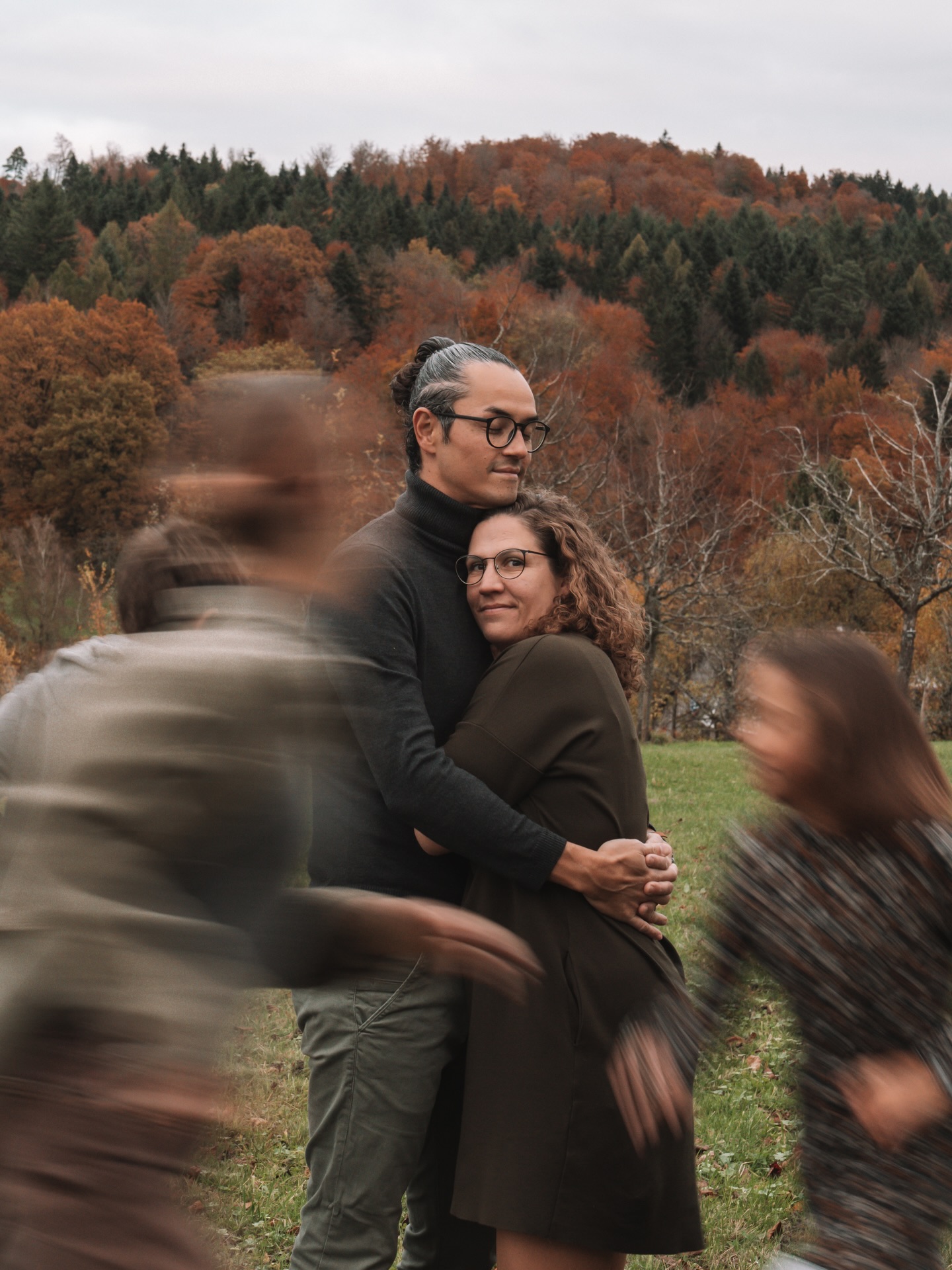 Dieses Shooting ist zwar schon etwas her, aber ich denke noch richtig gerne daran zurück. 🍂✨
Wir hatten kaum Zeit, weil es so früh dunkel wurde – typisch Herbst. :) Trotzdem hat die leicht düstere Stimmung dem Ganzen einen richtig schönen Vibe gegeben.
Geshootet habe ich mit meinem Bruder und seiner Familie. Und ja… ich war definitiv nervöser als sonst, weil er selbst Fotograf ist. Fast gar kein Druck oder so🙃
Am Ende war’s aber super entspannt, spontan und hat einfach Spass gemacht. Manchmal entstehen die schönsten Bilder genau dann, wenn alles ein bisschen chaotisch ist.
#familyshooting #famlienshooting #fotoshooting