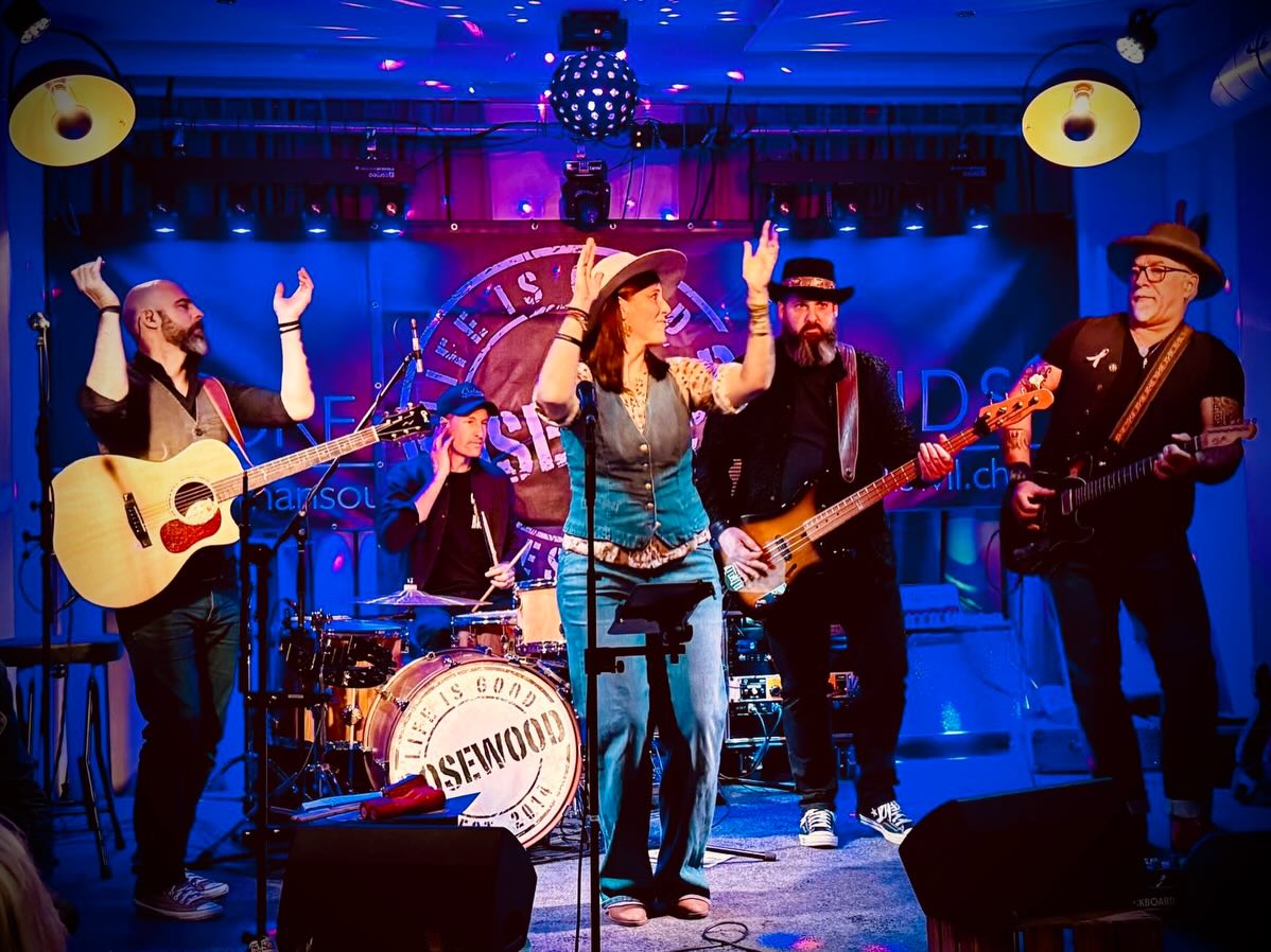 🪔 Unser Benefizkonzert im @morethansoundsadliswil ist bereits wieder passé. Gleichzeitig war es unser letztes Konzert im 2025. Wir hätten uns keinen stimmigeren Abschluss vorstellen können…
💝 Sooo viel Liebe und Dank geht an Euch: für Euer Mitsingen, Mitklatschen und natürlich für die Spenden zugunsten der @stiftungwunderlampe - ihr seid die Besten
@morethansoundsadliswil @roessli_adliswil_ : Thank you for having us
•
#lifeisgoodwithrosewood #americana #countrymusic #swissmusic #musicfromswitzerland #livemusic #seeyounextyear #gutestun