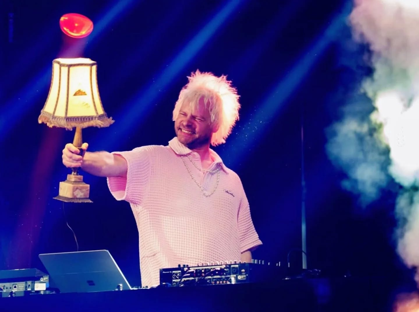 Party like a Möbelstück (aus den 70ern) w/ @oimara_official for @1live Krone 2025 📸 (1): @hinzgucker