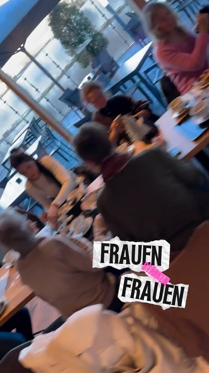 ✨ Heute war wieder ein ganz besonderes Treffen unseres Frauennetzwerks in Tübingen.
Was für eine Energie, was für ein Miteinander. 💫
In unserem Kreis stehen die Frauen im Mittelpunkt – mit all dem, was sie bewegt, stärkt und einzigartig macht.
Wir hören einander zu, fragen nach dem Warum, teilen Erfahrungen, Visionen und Mut.
Denn wir glauben: Jede von uns trägt etwas Wertvolles in sich – für sich selbst, für andere, für die Gemeinschaft. 🌿
Unsere Treffen sollen dich stärken – dir neue Perspektiven, echte Verbindung und Inspiration schenken.
Sodass du gestärkt, klar und voller Herzenswärme in deine Woche gehst. 💛
💌 Bring beim nächsten Mal deine Freundin mit
💫 Trage unseren Spirit weiter in die Welt
🌍 Frauen stärken Frauen – das ist unsere absolute Herzenssache.
#frauennetzwerk #tübingen #gemeinsamstark #frauenstärkenfrauen #netzwerkliebe #sisterhood #echterAustausch #miteinanderstattnebeneinander #netzwerkenmitHerz #herzenssache #verbundenheit #glowforcefeeling #kraftvollfrausein