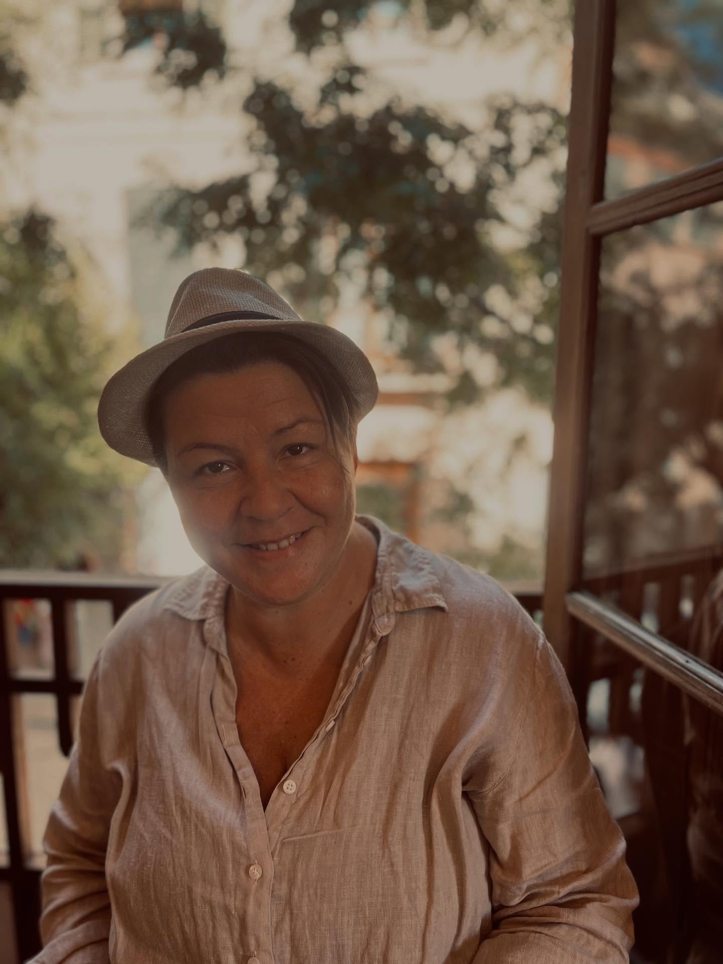 ✨ Intensiv vecka – och ändå så mycket stillhet ✨
Många fina kundsamtal, ett poddavsnitt med den enastående @shapebyshirin som landade varmt hos er (tack för all kärlek! 😃, och samtidigt en period där tystnaden fått leda mer än flödet på sociala medier. Det nya ville inte pressas fram – det ville få ta form i sin egen rytm.
Bokplaneringen och arbetet med min nya hemsida har därför fått breda ut sig, och mer kommer snart.
Redan i våras kände jag hur något nytt rörde sig i systemet. Sedan dess: skifte efter skifte. Transformationer på djupet, avslut, öppningar. Inte alls som 2016, då kroppen stängde ner och hjärnan slutade fungera – ett brutalt skifte som lärde mig att lyssna.
I år har skiftena varit medvetna, hållna. En inre balans mellan det maskulina och feminina har landat och öppnat.
Något magiskt har hänt och det har varit… WOW. 💫
Under månaderna som gått har nya möjligheter, idéer och projekt formats nästan av sig själva. För en sak vet jag med säkerhet:
När vi är i varandet, och låter flödet få föra oss – då skapas magi. På riktigt.
Hur har ditt 2025 varit hittills? ✨
Kommentera gärna – jag är uppriktigt nyfiken.
Trevlig kväll ❤️