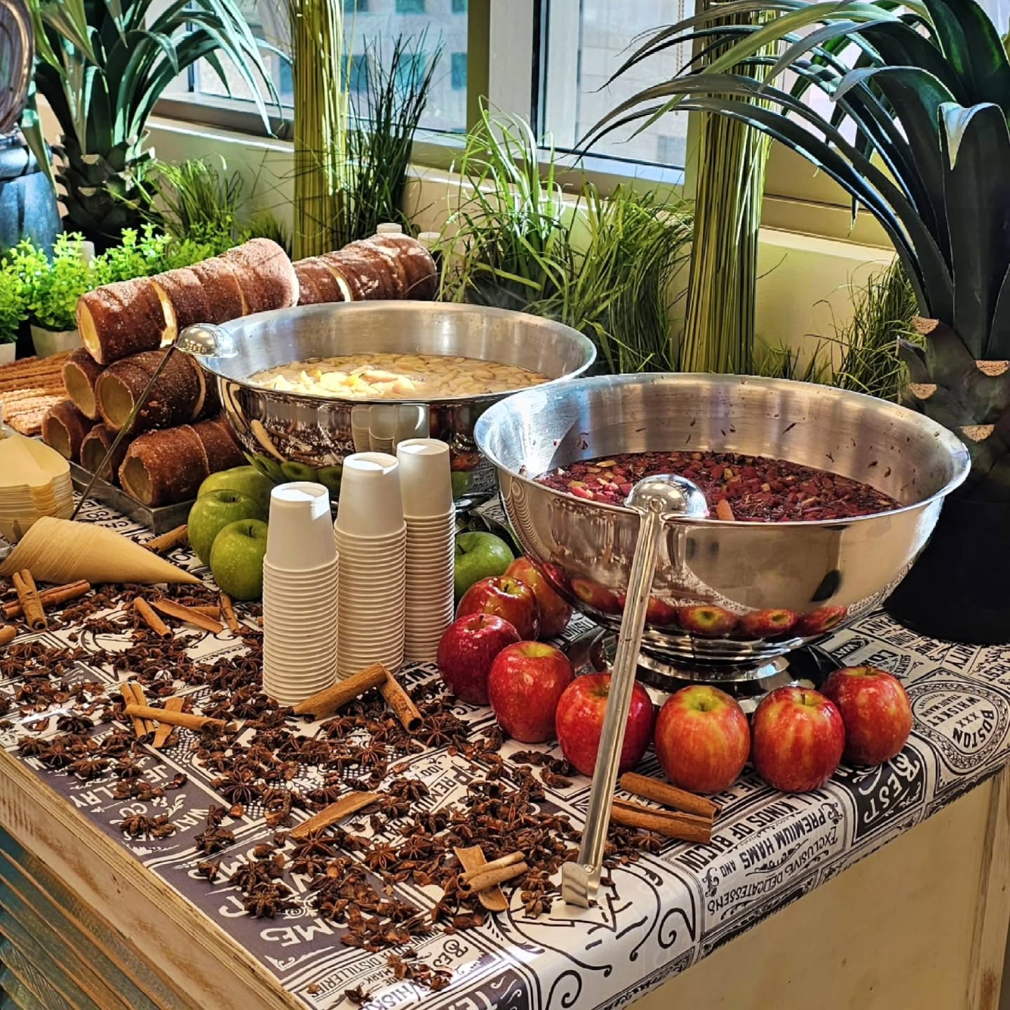 אירוע לחברת @minrav_group. קיורטוש, סנגריה, סיידר וצ'ורוס - אפשר להגיד שהחורף כבר כאן!