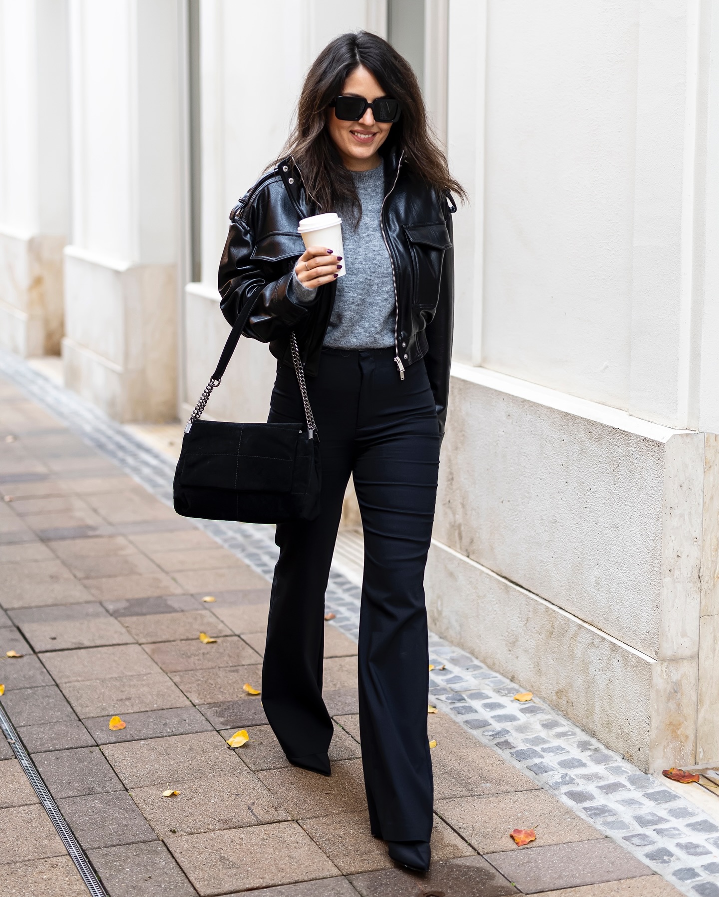 A kedvenc fekete nadrágom.✨ Styling közben eddig bárkire adtam, mindenki imádta.🤍
#streetstyle #wardrobestylist #personalshopper #outfitinspo #fashioninspo #budapeststylist #budapeststylist