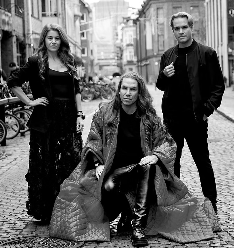 Då laddar vi för att fira vår nya hemsida ikväll. Mingel mellan 17-20. Bubbel, snittar, utlottningar och 30 % på alla produkter. Välkommen! ❤️🥂❤️