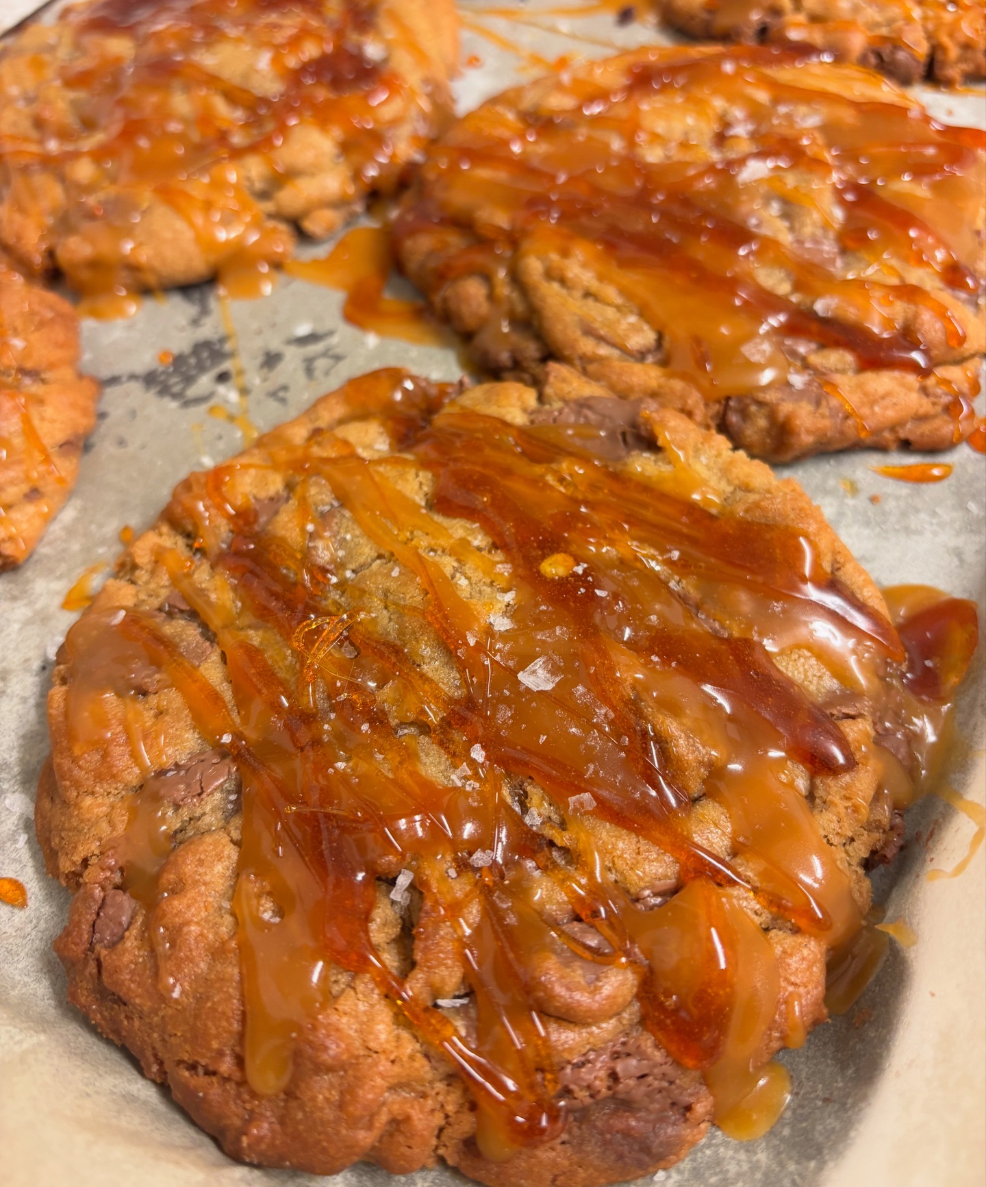 Brown butter dough
Premium milk chocolate
Homemade salted caramel
Flaky sea salt
It took 4 iterations to get the perfect salt and sweet combo
And itās ready to order for Xmas ! Discount still available on all orders!
Link in bio.