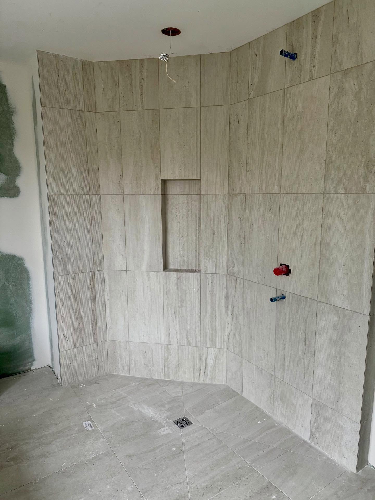 Cette douche italienne installé par notre équipe est presque une oeuvre d’art. Même @ericcappado fait une prière en la regardant. @murmur_interieurs #doucheitalienne🇮🇹 #employer #constructionvcm #art #equipe