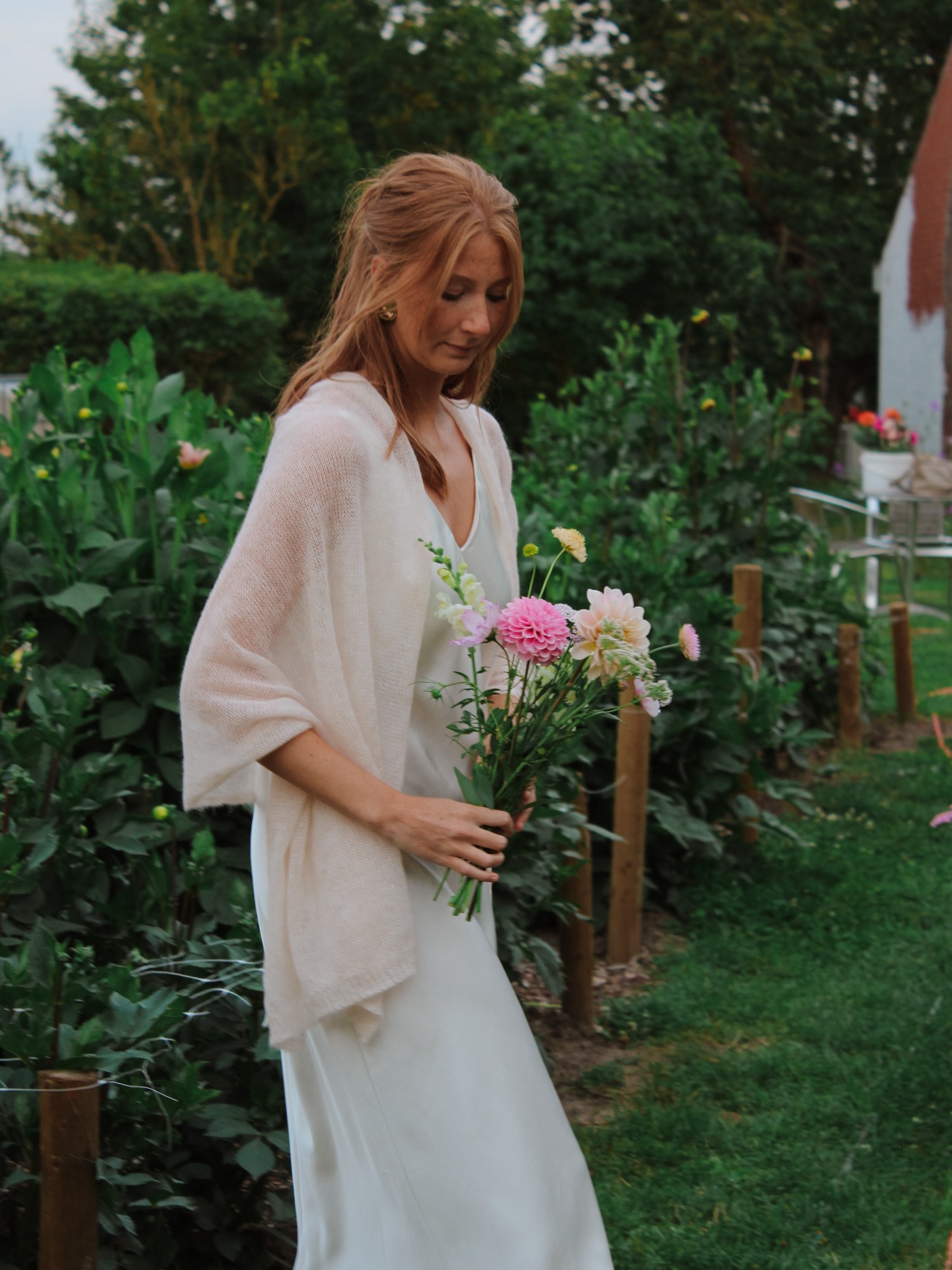 Giselle Bridalscarf - the perfect extra layer of softness for the winter brides. 🤍❄️
#bridal #bridalstyle #bridallook #weddinglook #winterweddings #weddingdress #bridalwear #bridalscarf #bridalknitwear #winterbride