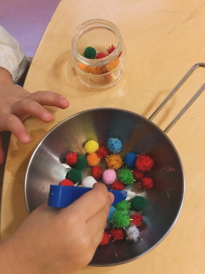 Motricità fine: piccole mani e grandi scoperte!
#motricitàfine #motricitàalnido #nidodinfanzia #autonomie #competenze