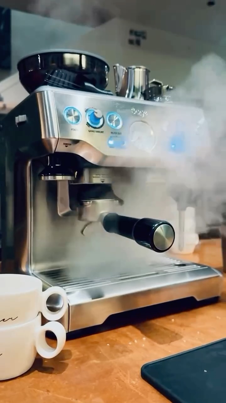 ✨ Altijd al eens willen proeven van de perfecte espresso?
Wij nemen jou mee op reis doorheen de wereld van koffie — van boon tot cup. ☕🌍
In onze barista workshops leer je:
🔸 de kunst van het espressozetten
🔸 hoe je melk texturiseert als een pro
🔸 tasting tips om elke koffie écht te begrijpen
🔸 en natuurlijk… hoe je zelf die perfecte cup maakt
Klaar om je barista-skills te laten groeien?
👉 Volg onze pagina voor nieuwe workshop data!
#baristaworkshop #coffeeclass #espresso #koffieliefhebbers #frombeantocup #latteart #coffeetime