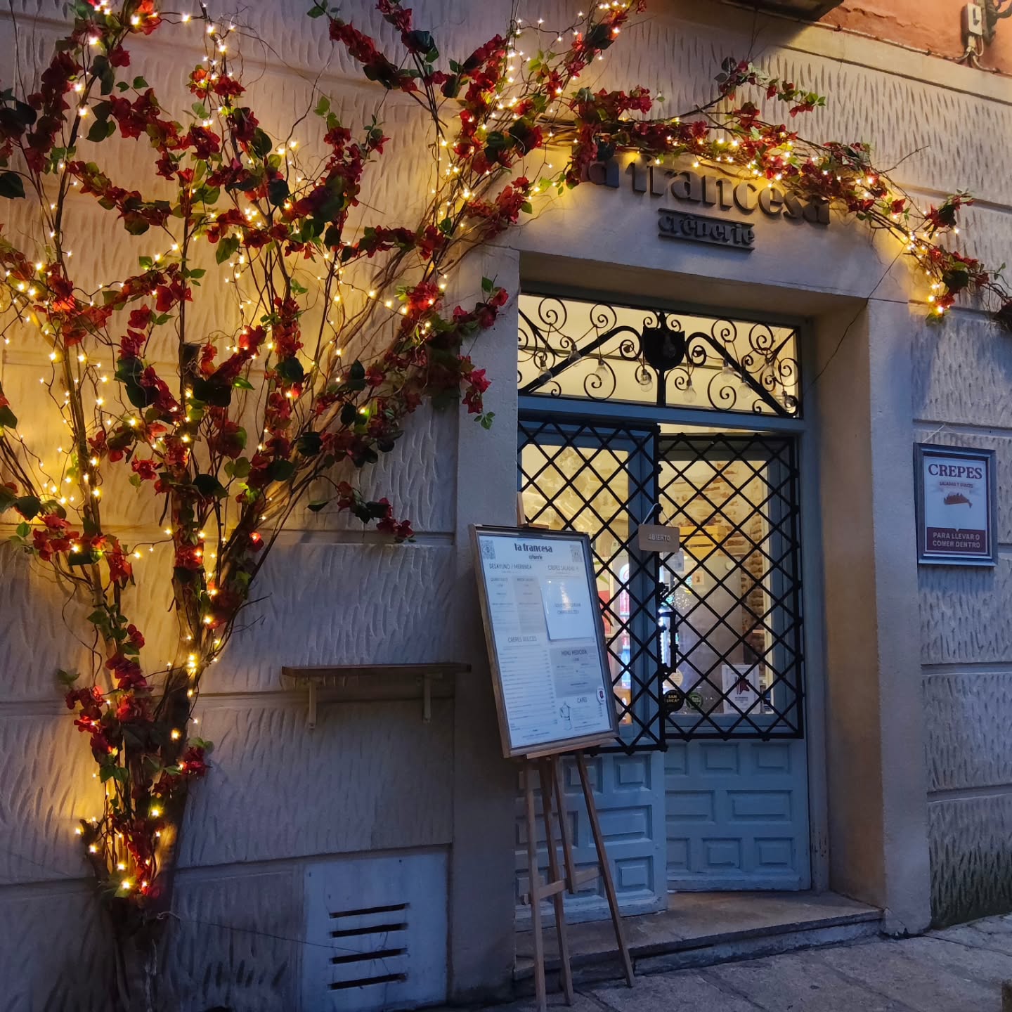 Christmas is coming! 😁
Ya nos hemos vestido de Navidad ¡Os esperamos a todos en La Francesa crêperie durante estas Fiestas!
#crepestoledo
#desayunostoledo
#singlutentoledo
#comerentoledo
#breakfasttoledo
#brunchtoledo
#dondecomerentoledo