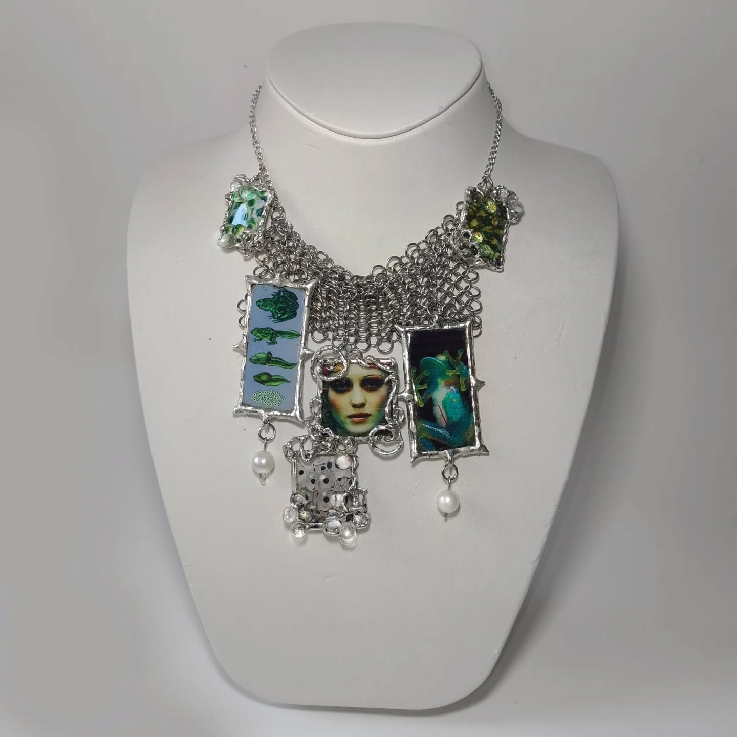 Tadpole Necklace 🐸
Handmade, soldered necklace featuring images of tadpoles and frogs. Ornamented with handwoven chainmaille, beads and pearls ༚𓈒𓏸⊹⋆
Inspirado por los videos de renacuajos de @magdalenita ⋆ Siempre me han parecido unos seres mágicos super cute 🌱
Available on feluriandoll.com ⋆
#handmade #artisanal #altjewelry #smallbusiness #handmadejewelry