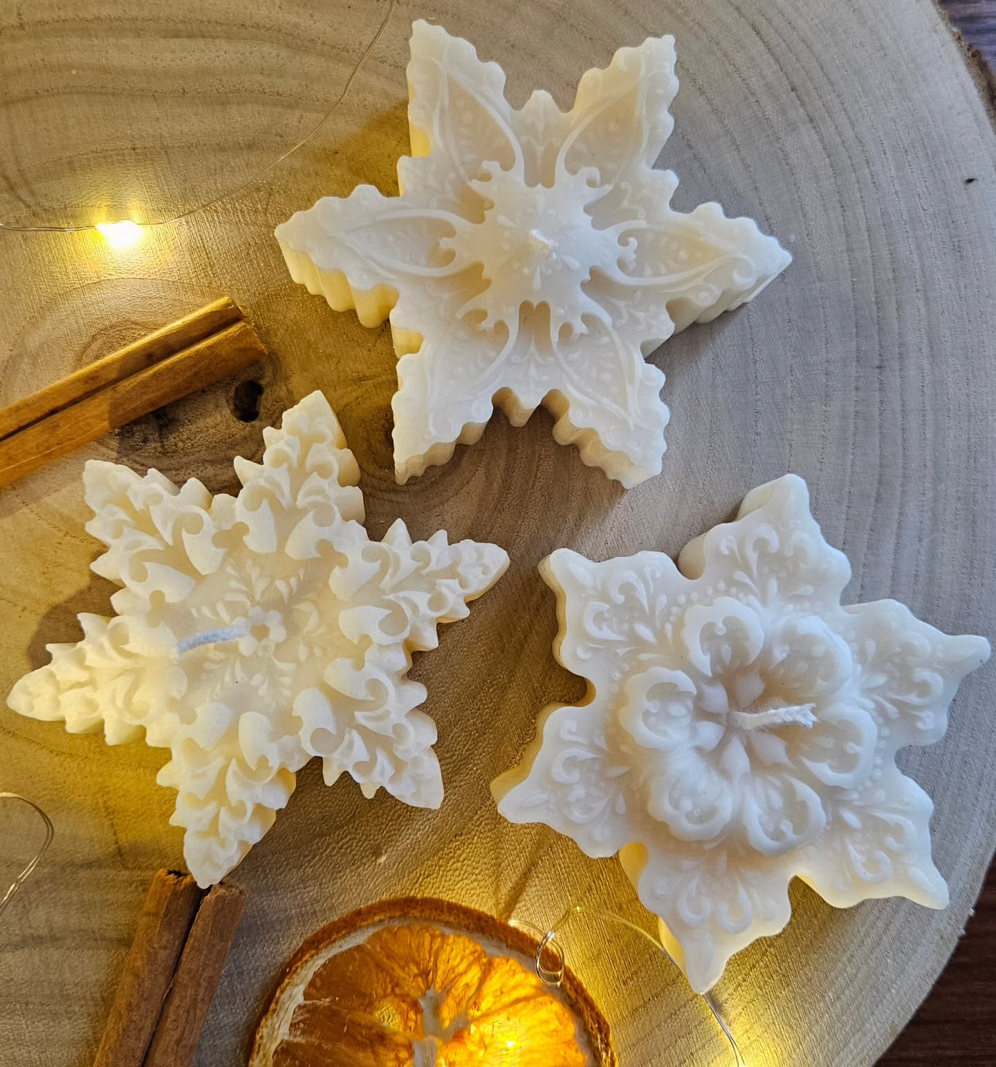 ❄️ L'hiver s'installe doucement à l'atelier et des créations uniques en édition limitée aussi !
✨️ Bientôt les lumières, les parfums et la chaleur d'un Noël artisanal, éthique et poétique.
Restez près de nous 🎄🫶🏻
#ateliersalem #editionlimitée #artisanat #artisanatfrançais #faitmainenfrance #faitmain #slowdeco #cadeau #madeinbretagne #bretagne #quiberon #bougies #bougiedenoël #bougieartisanale #noël #magic #morbihan #frangrancesnaturelles #fragrancedegrasse #cirevegetal #ethique