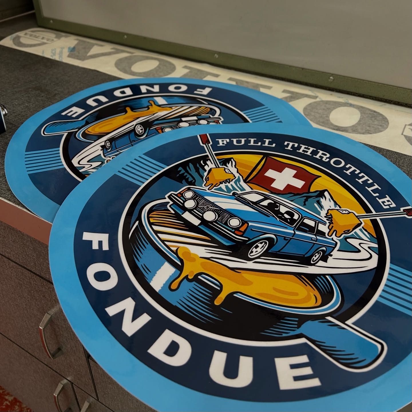 Schon etwas älter, aber tolles Projekt für ganz besondere Kund*innen.
Für das Team @fullthrottlefondue durfte ich ein Logo gestalten, welches dann auf die Rallye-Autos appliziert wurde. Vorgegeben waren Motiv und Farben, die zur Folierung des Autos passen mussten. Die Rallye ist leider bereits seit längerem durch, checkt aber den Instagram Account aus für spannende (und spassige) Videos.
Folgt auch bei @scantrade_classics_gmbh rein, die Köpfe hinter @fullthrottlefondue 👏🏻
.
.
.
.
#rallye #rallyecar #custom #print #logo # #Kunden